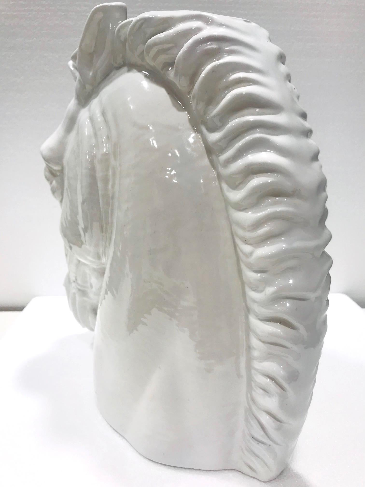 Vase et sculpture en céramique Art Déco en forme de tête de cheval en glaçure blanche Bon état à Fort Lauderdale, FL