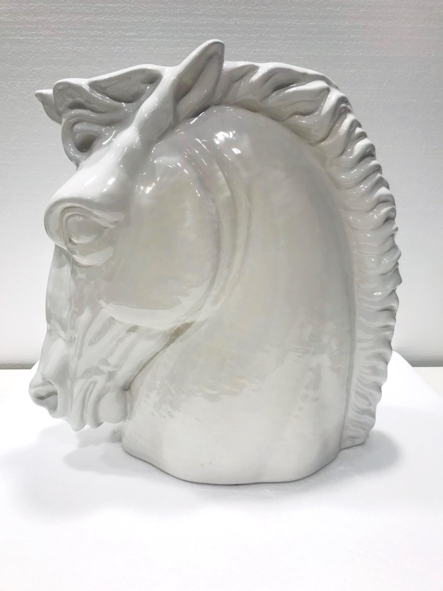Vase et sculpture en céramique Art Déco en forme de tête de cheval en glaçure blanche 1