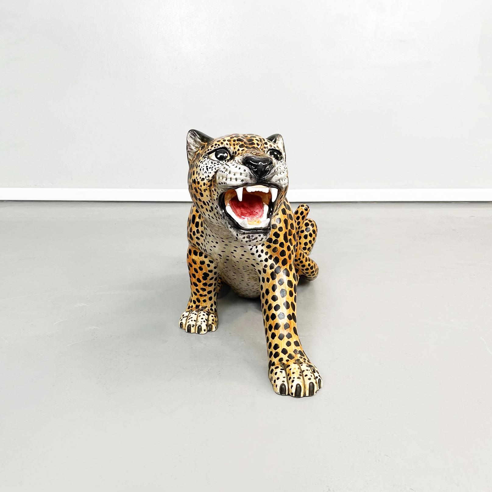 Italienische Mid-Century Modern Keramik-Statue einer Gepardenkatze, 1960er Jahre
Keramische Statue eines Geparden in Verteidigungsstellung. Das Tier hat ein weit geöffnetes Maul und offene Augen. Fein ausgearbeitet und bemalt.
1960s.
Sehr guter