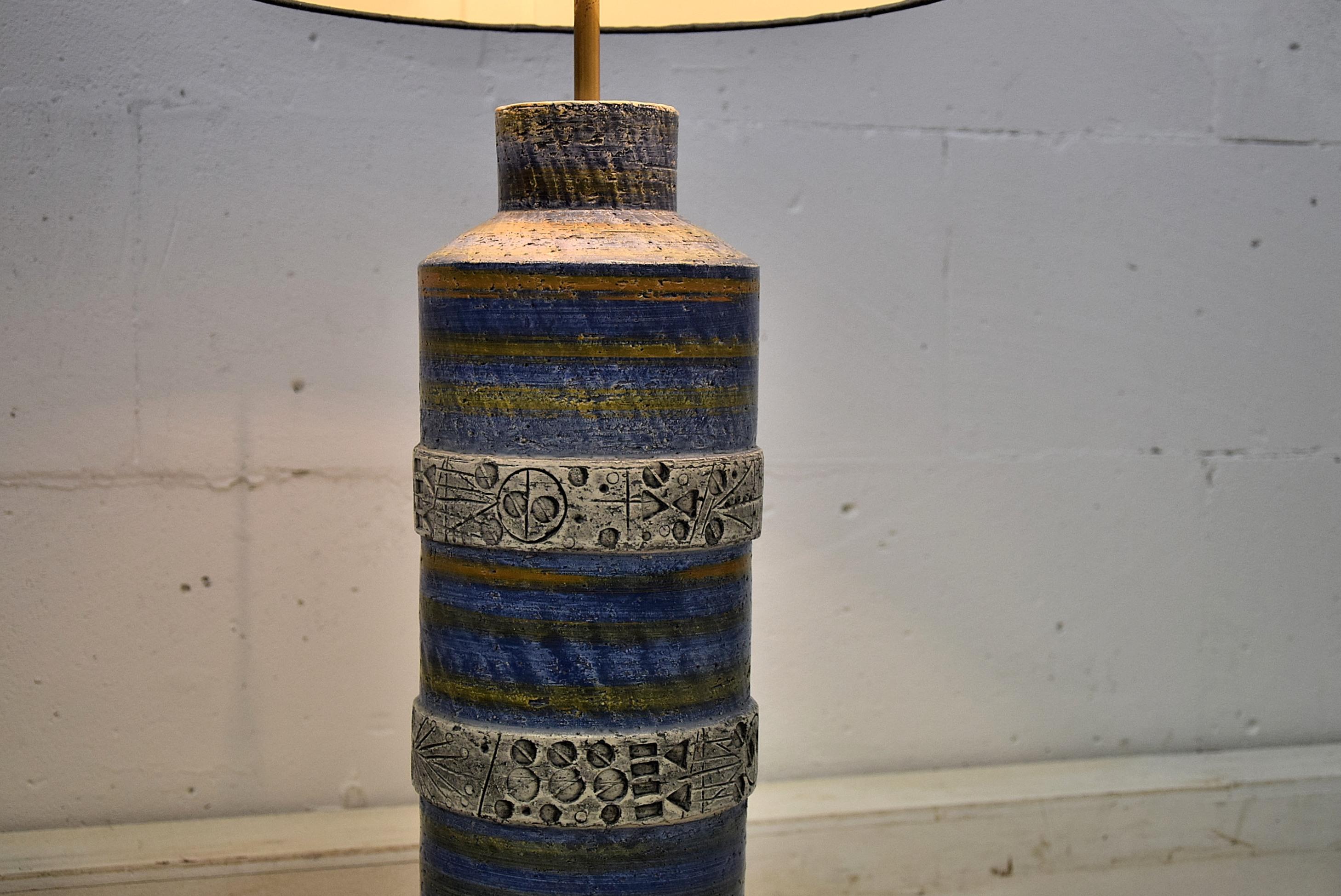 Italienische Mid-Century-Modern-Tischlampe aus Keramik von Aldo Londi für Bitossi (Messing) im Angebot