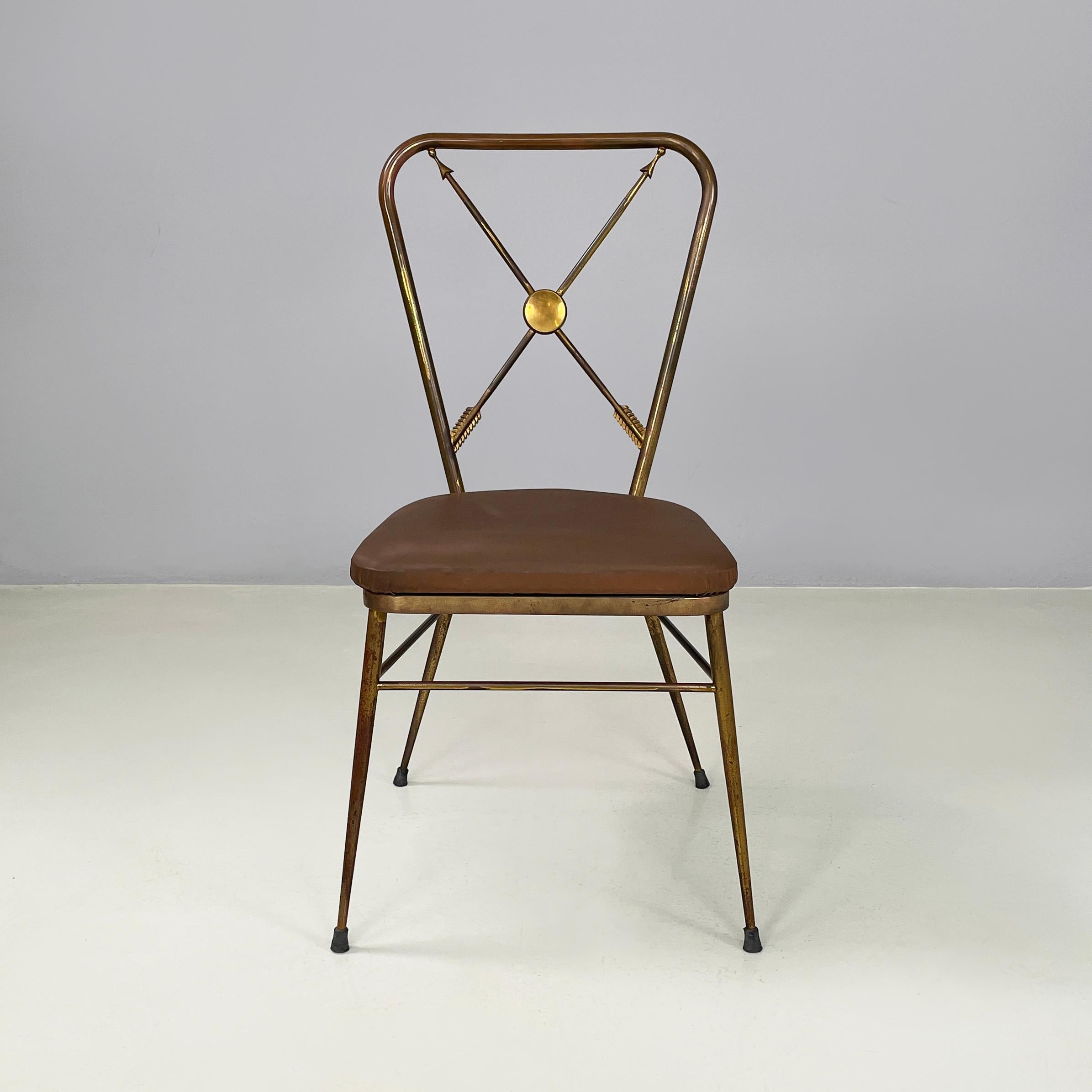 Sedia italiana di metà secolo in ottone e tessuto marrone, anni '50
Sedia in ottone e tessuto. Il sedile è quadrato con angoli arrotondati, pad e rivestito in tessuto marrone scuro. Lo schienale in ottone è composto da tubolari, al centro due frecce