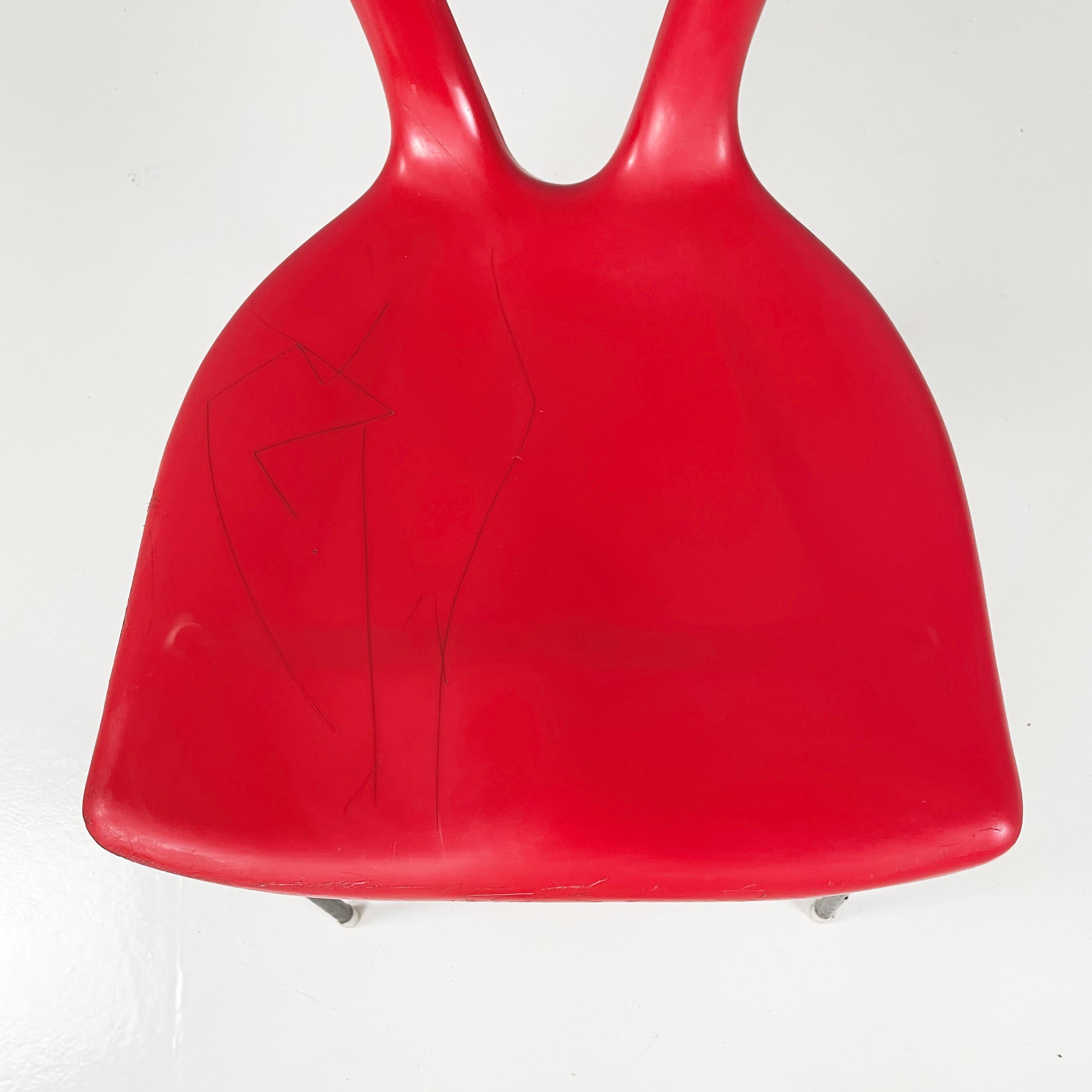 Italian mid-century modern Chair in red plastic and black metal, 1960s For Sale 4