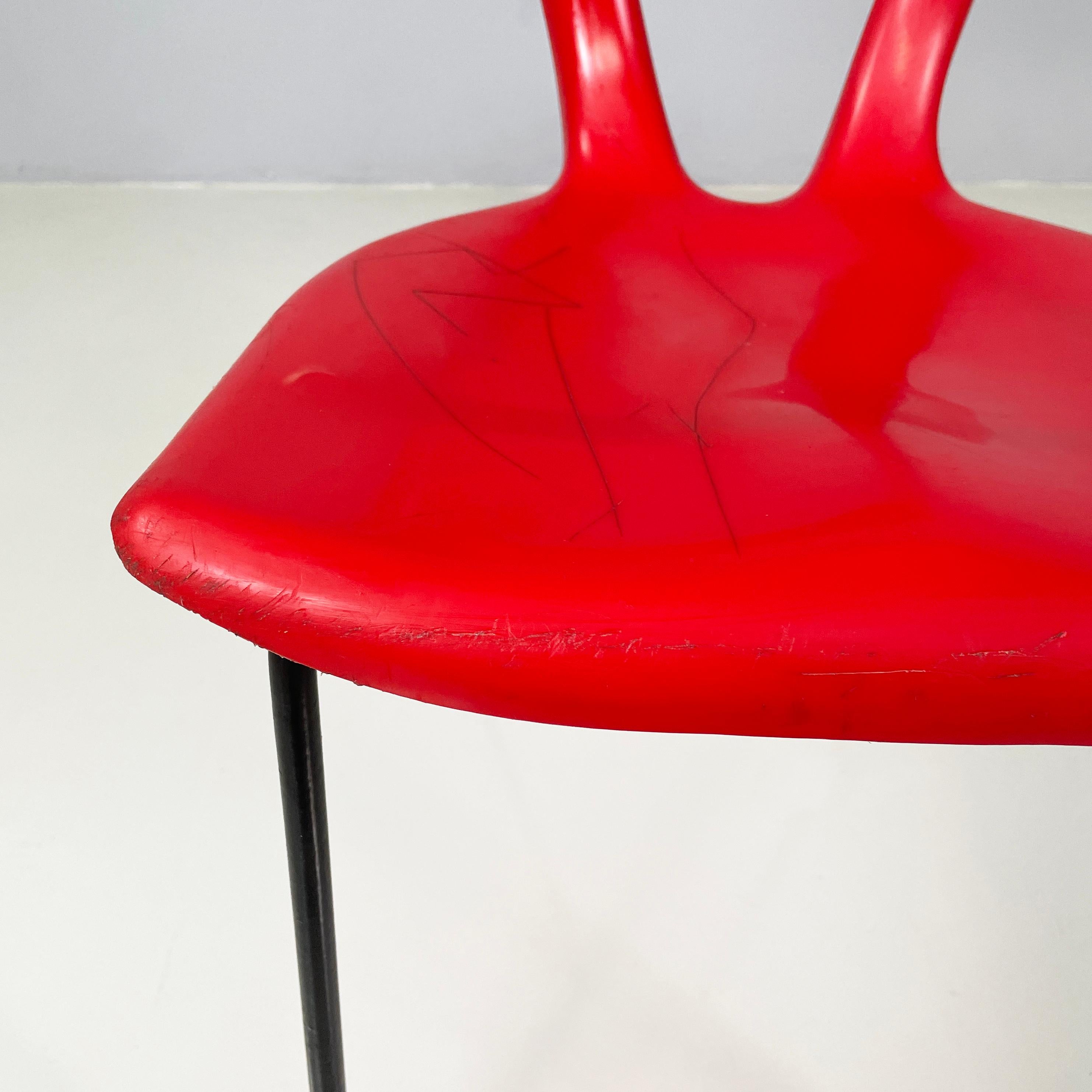 Italian mid-century modern Chair in red plastic and black metal, 1960s For Sale 5