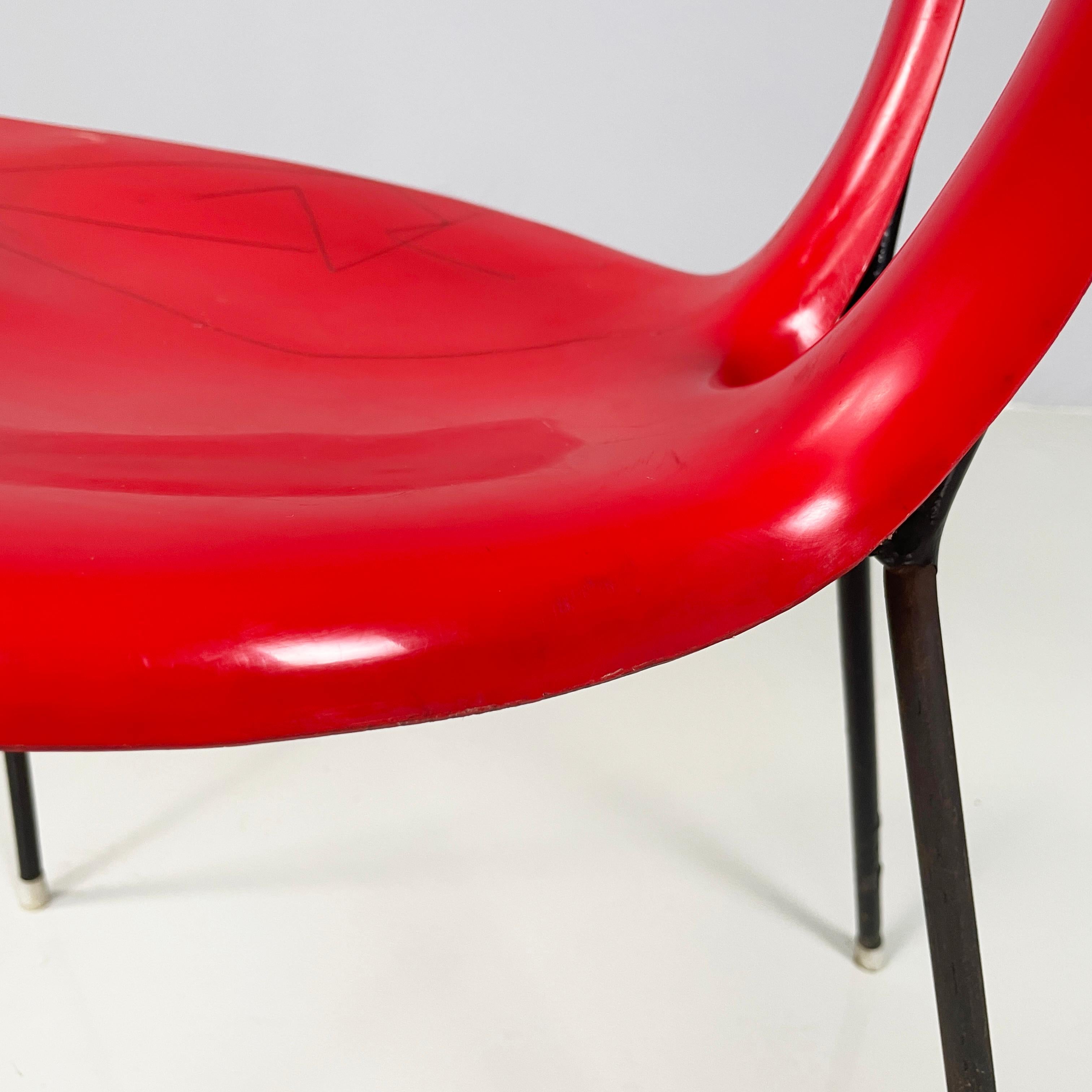 Italian mid-century modern Chair in red plastic and black metal, 1960s For Sale 7