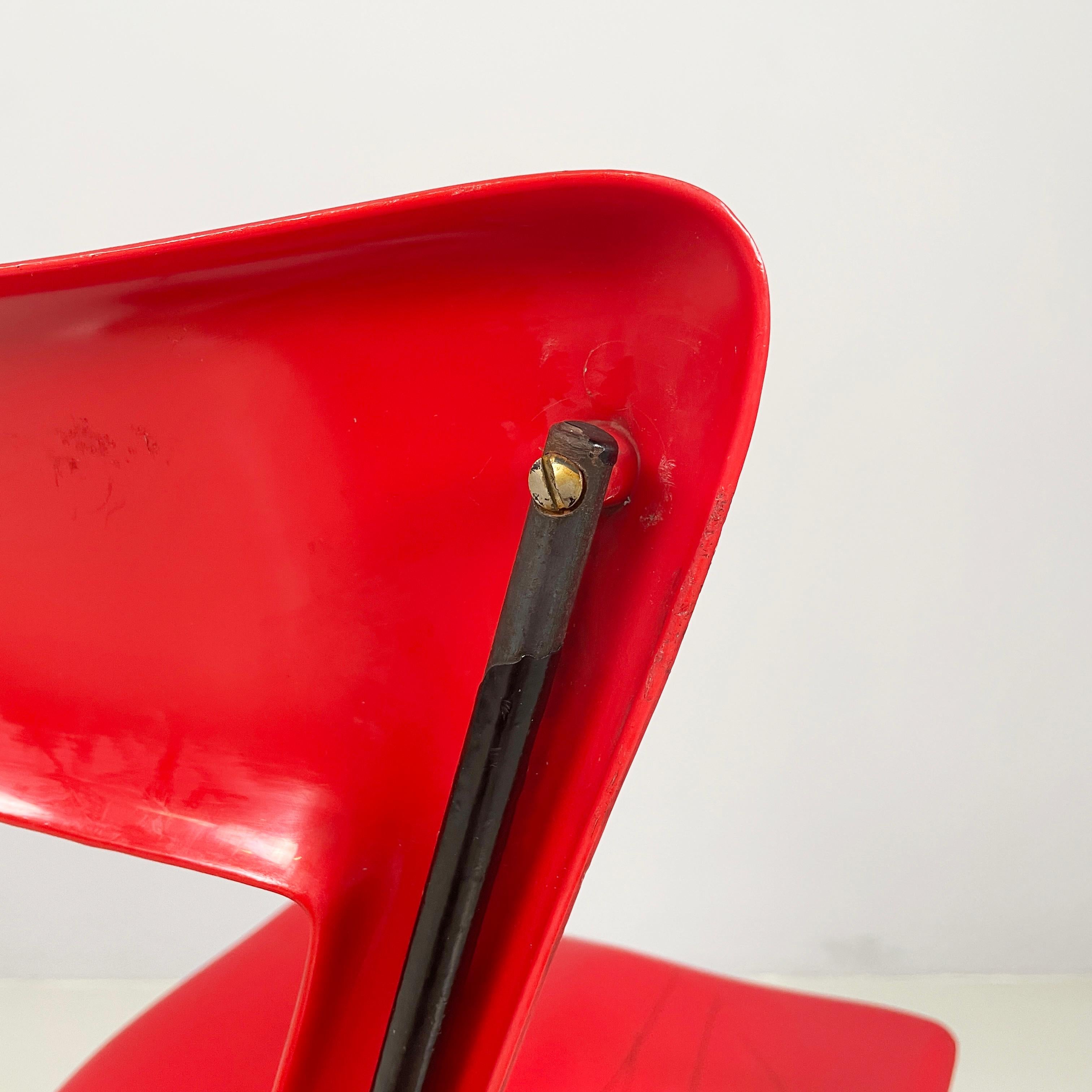 Italian mid-century modern Chair in red plastic and black metal, 1960s For Sale 9