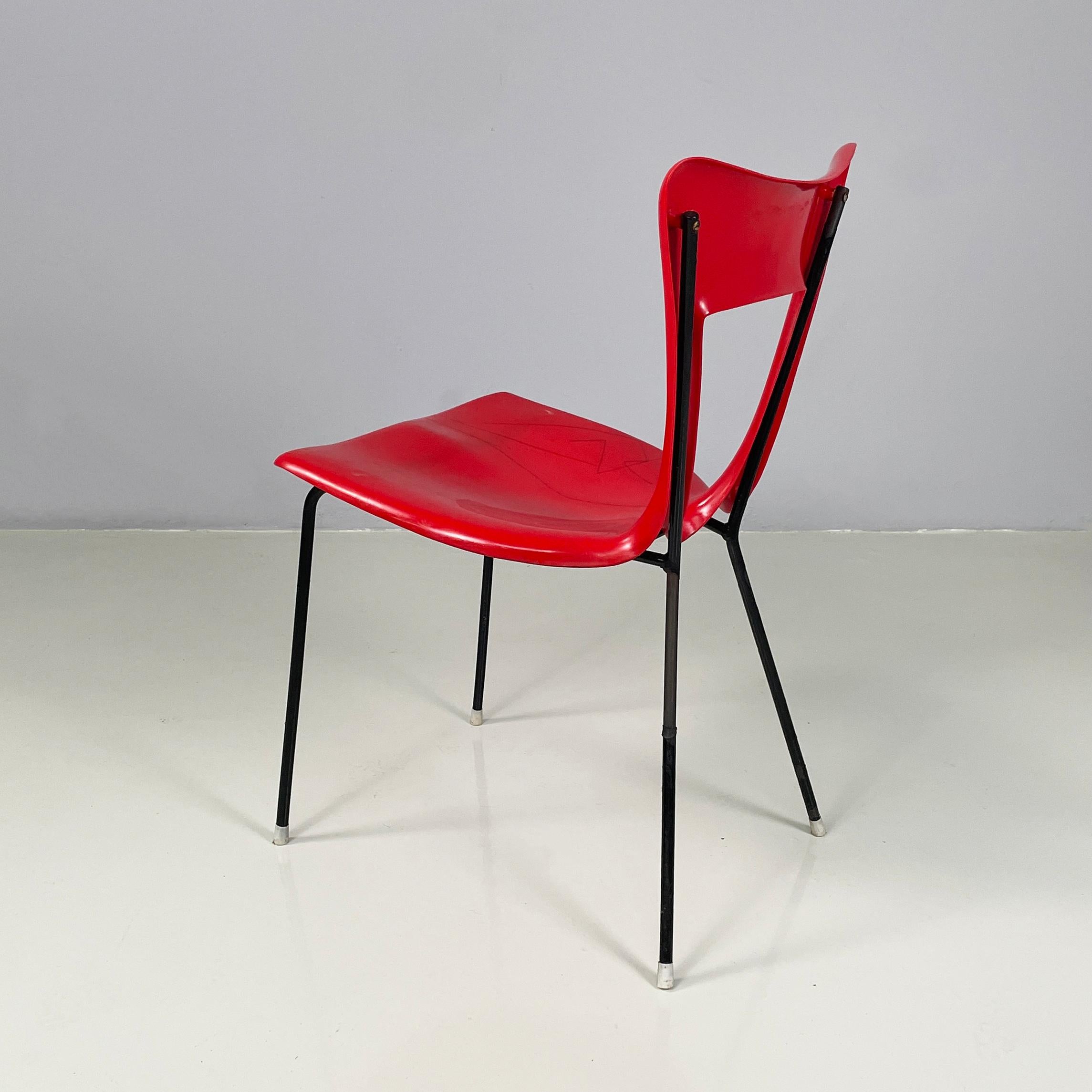 Italian mid-century modern Chair in red plastic and black metal, 1960s In Fair Condition For Sale In MIlano, IT