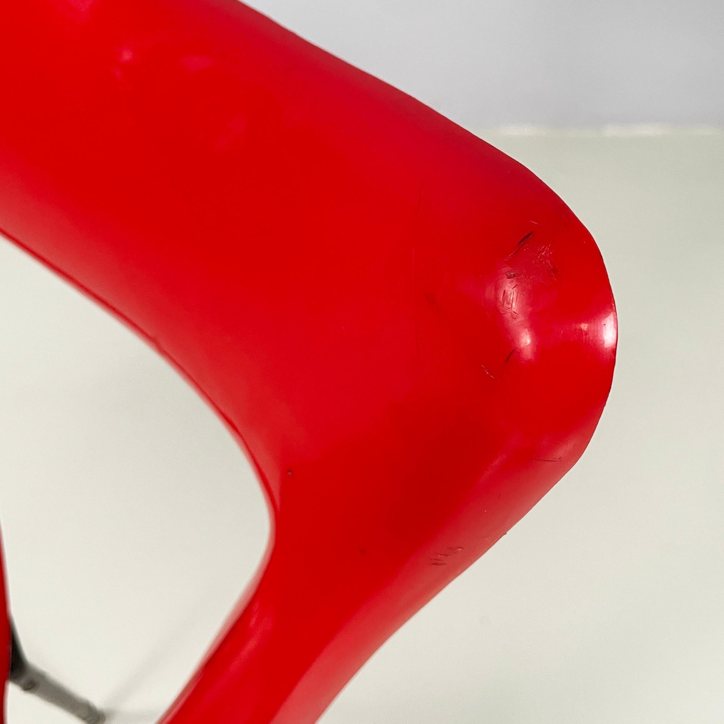 Italian mid-century modern Chair in red plastic and black metal, 1960s For Sale 2