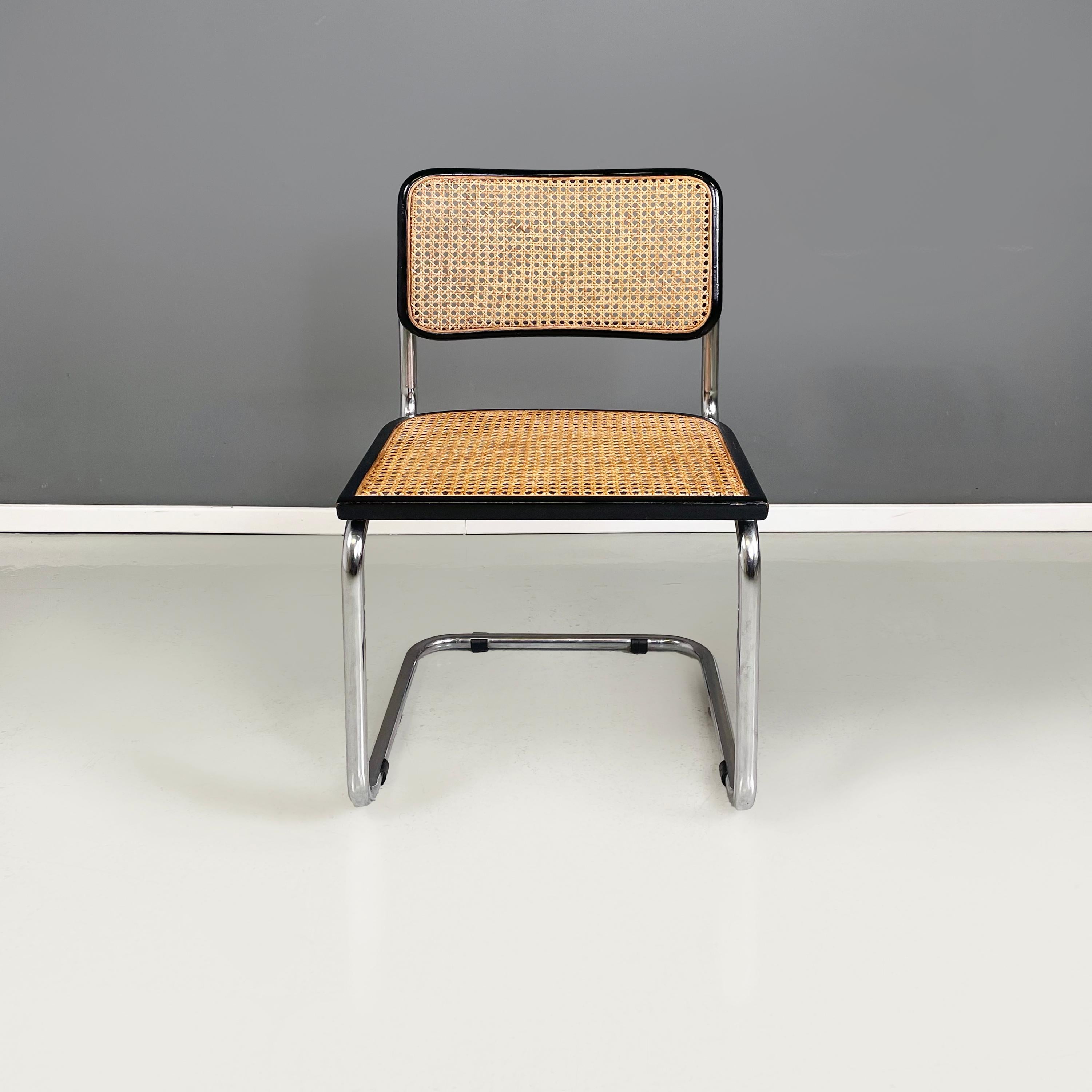 Chaise italienne moderne du milieu du siècle en paille, bois noir et acier courbé, années 1960.
Chaise avec assise et dossier en Vienne  paille jaune foncé avec des profils en bois peints en noir. La structure est en acier tubulaire. 
1960