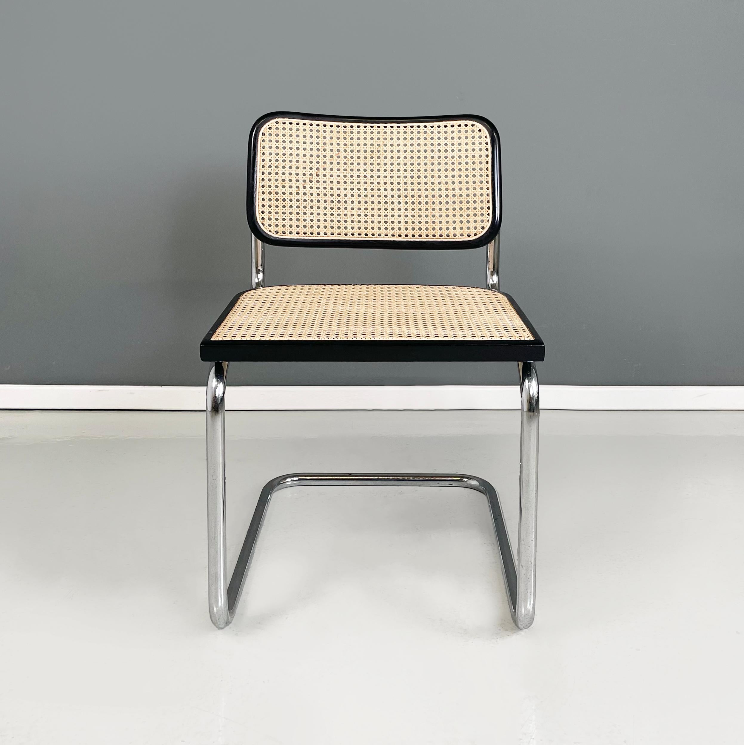 Chaise italienne moderne du milieu du siècle en paille, bois noir et acier courbé, années 1960.
Chaise avec assise et dossier en paille jaune clair de Vienne avec profils en bois peints en noir. La structure est en acier tubulaire. 
1960
