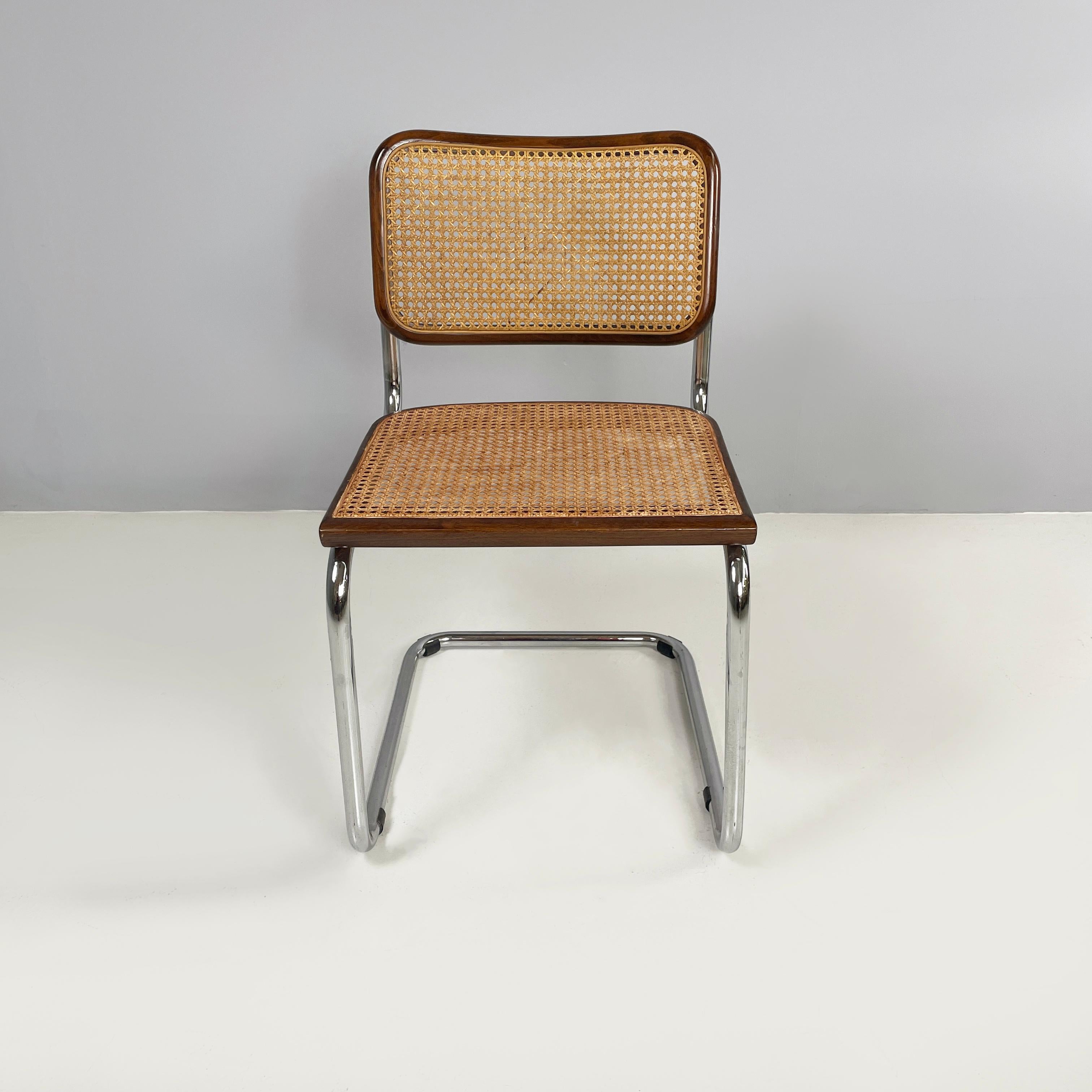 Chaise italienne moderne du milieu du siècle dernier en paille, bois et acier, années 1960
Chaise avec assise et dossier en paille de Vienne foncée et avec profils en bois. La structure est en acier tubulaire courbé. Pieds en caoutchouc noir.
Années