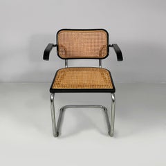 Chaise italienne moderne du milieu du siècle avec accoudoir en acier en bois noir paille, années 1960.