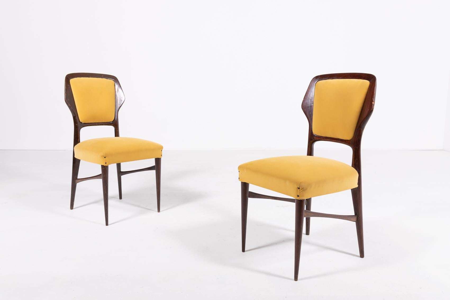 Ensemble de 6 chaises sculpturales italiennes modernes des années 1960 de Vittorio Dassi. Les chaises ont un cadre en noyer verni et sont recouvertes de velours d'origine.

Condit
Bon, usure due à l'âge. Quelques rayures sur le cadre en bois et des