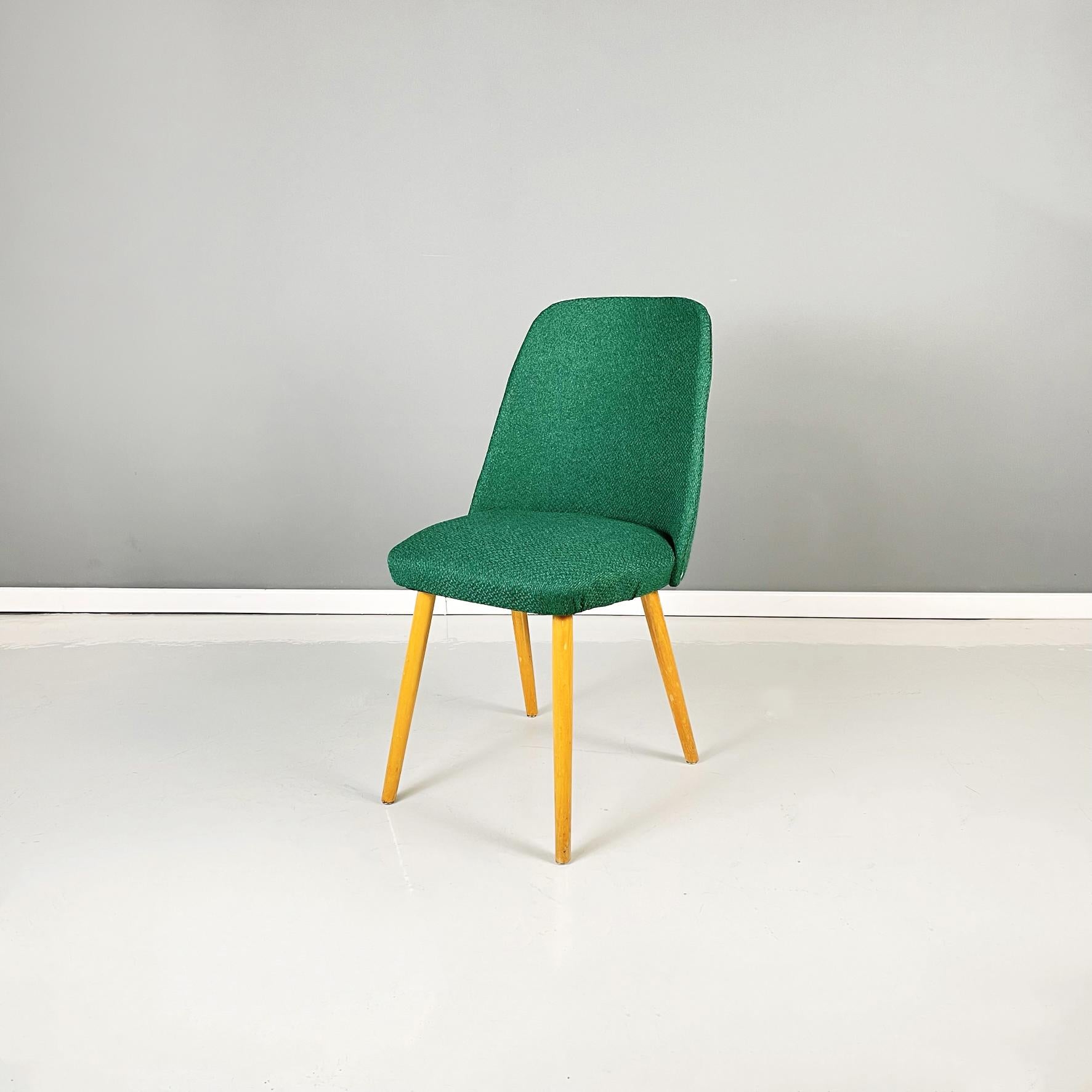Italian Mid-Century Modern chairs in forest green fabric and wood, 1960s.
Set of 4 Classic and elegant chairs with seat and slightly curved back upholstered in forest green fabric. At the base of the back there are round metal inserts. Legs with