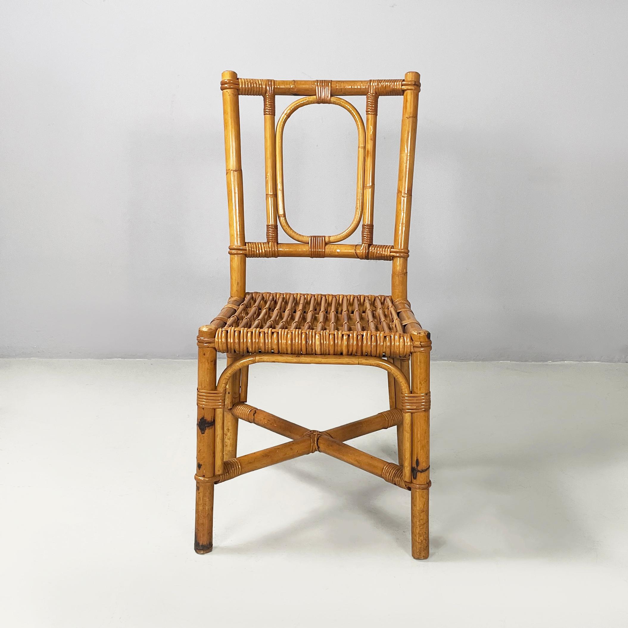 Set di 4 sedie interamente in rattan e bambù finemente intrecciato. Lo schienale presenta una decorazione ovale. Seduta quadrata. Le gambe a sezione tonda sono unite al centro da una struttura a X.
1960s
Buone condizioni, leggeri segni