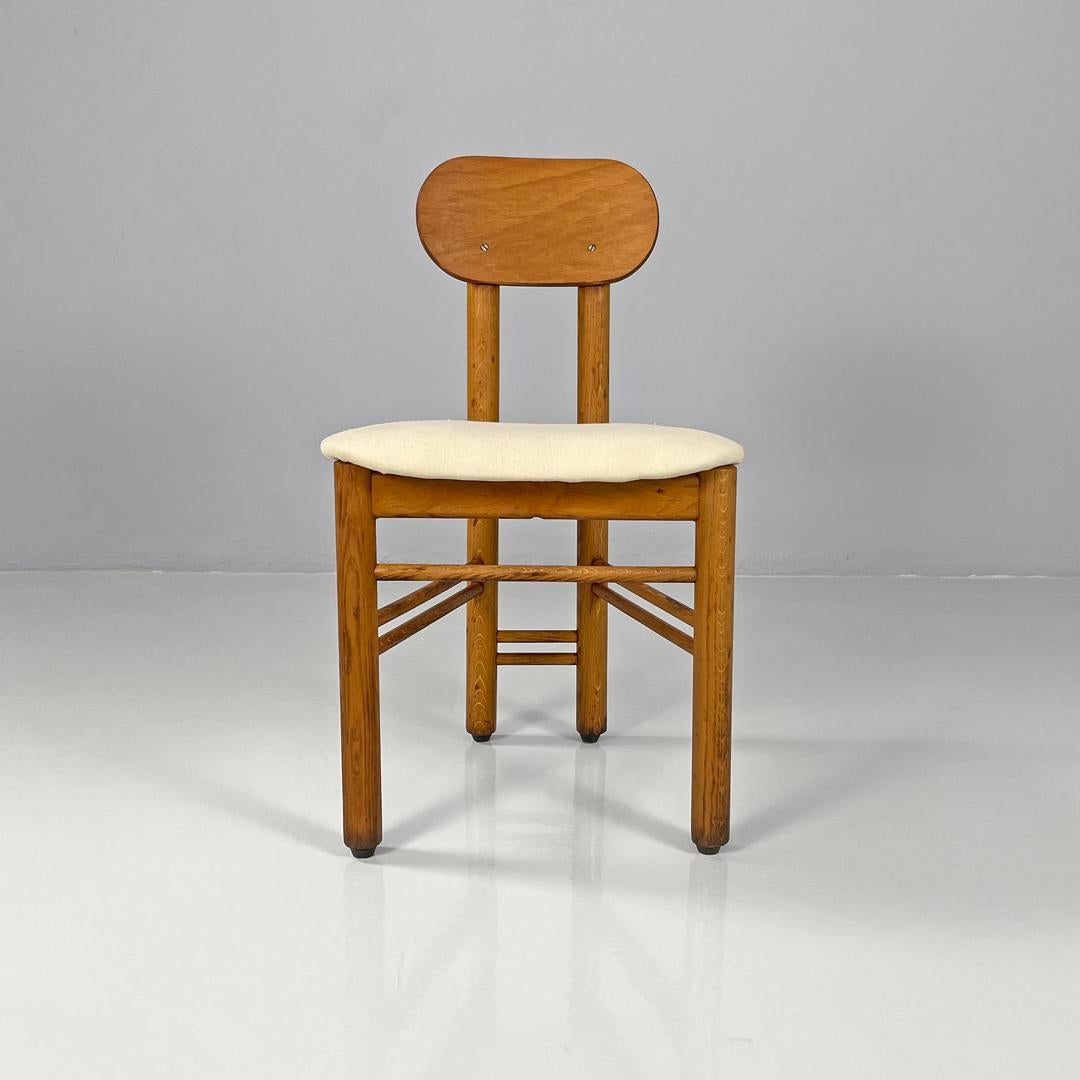 Sedie italiane di metà secolo moderno in legno e tessuto di lino bianco avorio, anni '60
Set di sei sedie con sedute padellate e rivestite in lino bianco avorio. La struttura è interamente in legno, lo schienale è arrotondato mentre la seduta segue
