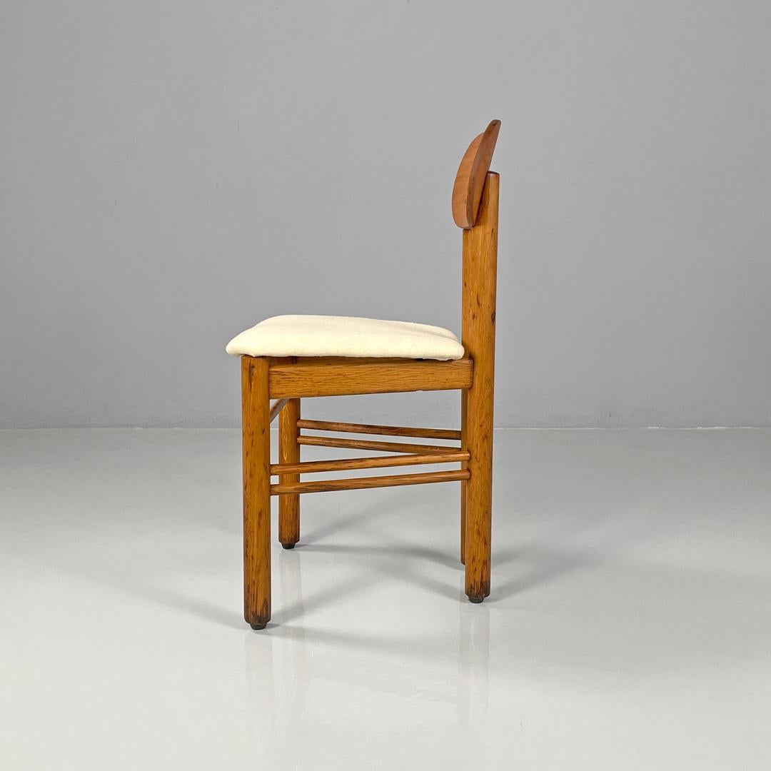 Italiano Sedie italiane di metà secolo moderno in legno e tessuto di lino bianco avorio, anni '60 in vendita
