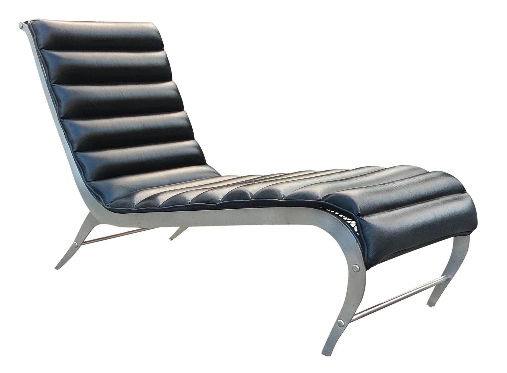 Dans le style élégant des créations de Gio Ponti des années 1940, cette chaise longue curviligne du milieu du siècle et du Vintage est estampillée sur le pied arrière droit - 