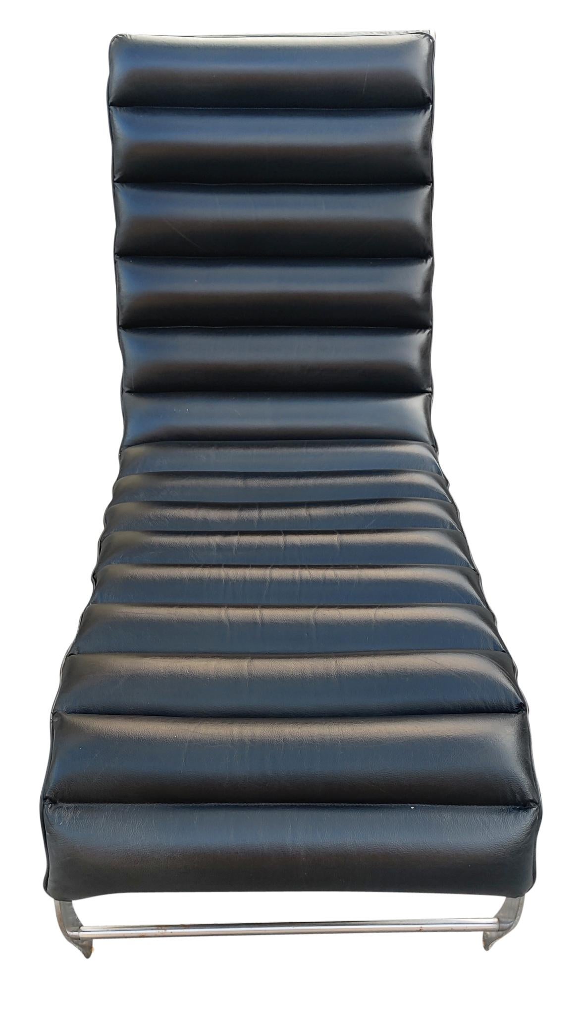 Italienische Mid-Century Modern Chaise Lounge-Sessel aus gebürstetem Stahl und schwarzem Leder, Vintage  im Angebot 1