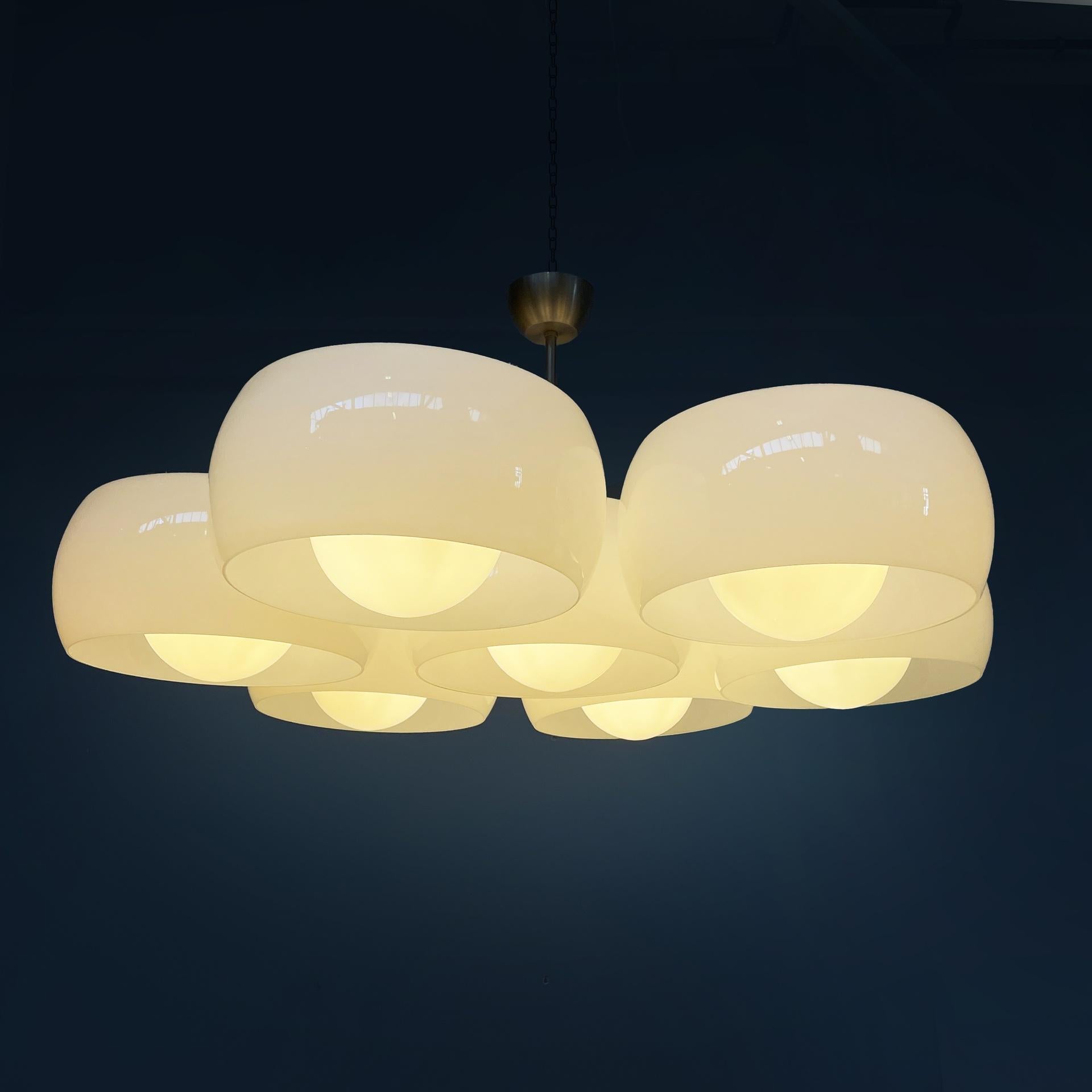 Lampadario italiano di metà secolo moderno Artemide Magistretti, anni '70
Lampadario o lampada da soffitto modello Eptaclinio con sette diffusori in vetro opalino. Ogni diffusore cilindrico ha una sfera interna, dove è posizionata la lampadina. La