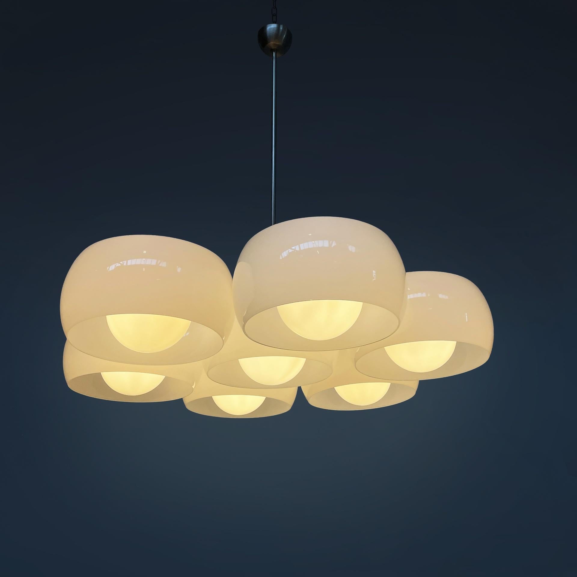 Lampadario italiano di metà secolo moderno Eptaclinio di Vico Magistretti per Artemide, anni '70
Lampadario o lampada da soffitto modello Eptaclinio con sette diffusori in vetro opalino. Ogni diffusore cilindrico ha una sfera interna, dove è