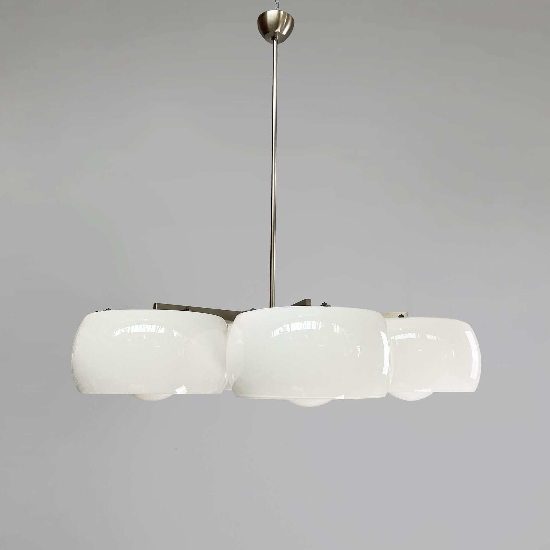 Lampadario italiano di metà secolo moderno Artemide Magistretti, anni '70 In condizioni buone in vendita a MIlano, IT