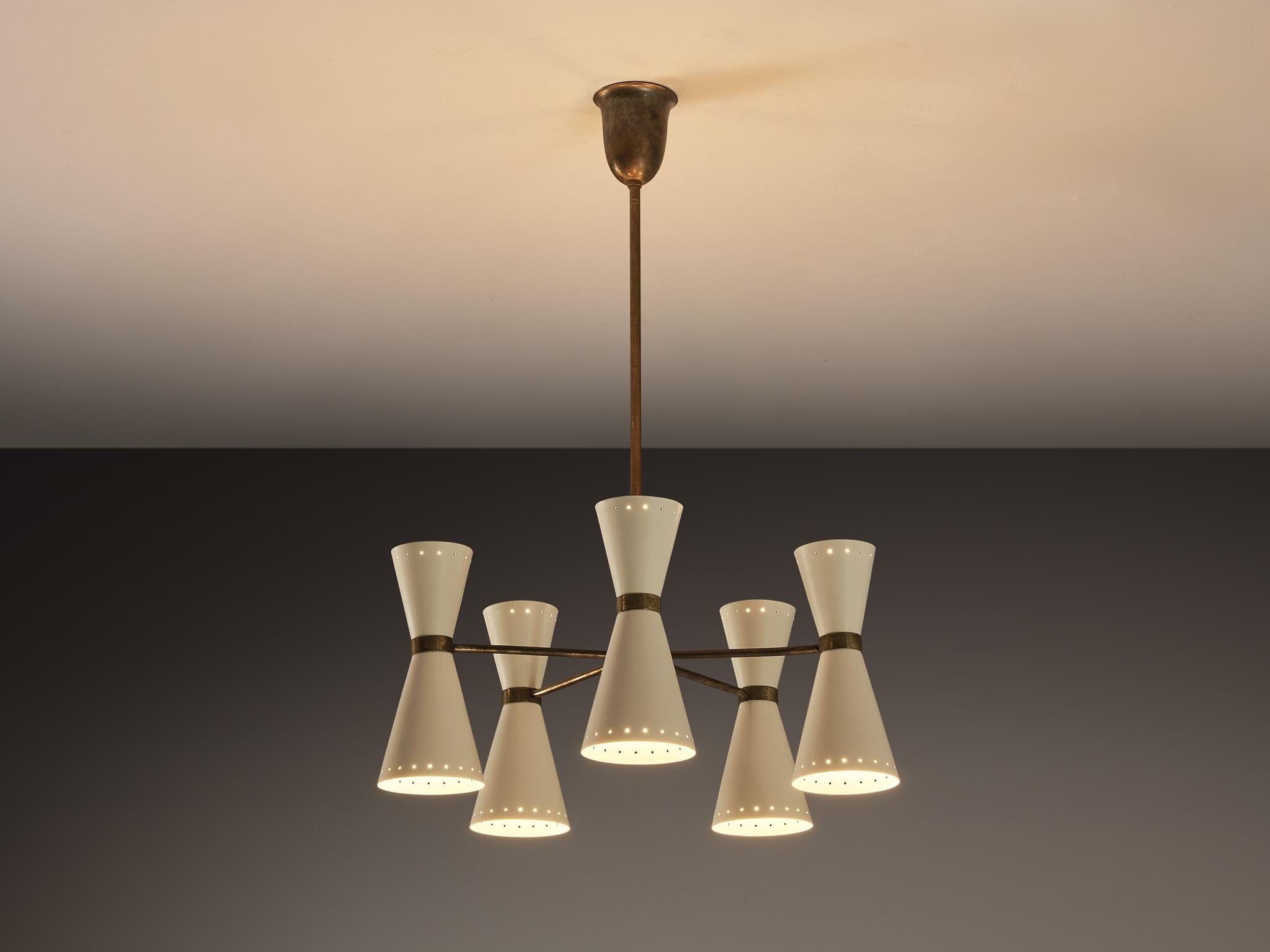 Lampadario, ottone, alluminio rivestito di bianco sporco, Italia, anni '50

Questo meraviglioso lampadario italiano degli anni '50 mostra chiari riferimenti al linguaggio del design di Stilnovo. L'apparecchio è dotato di sei paralumi in alluminio a