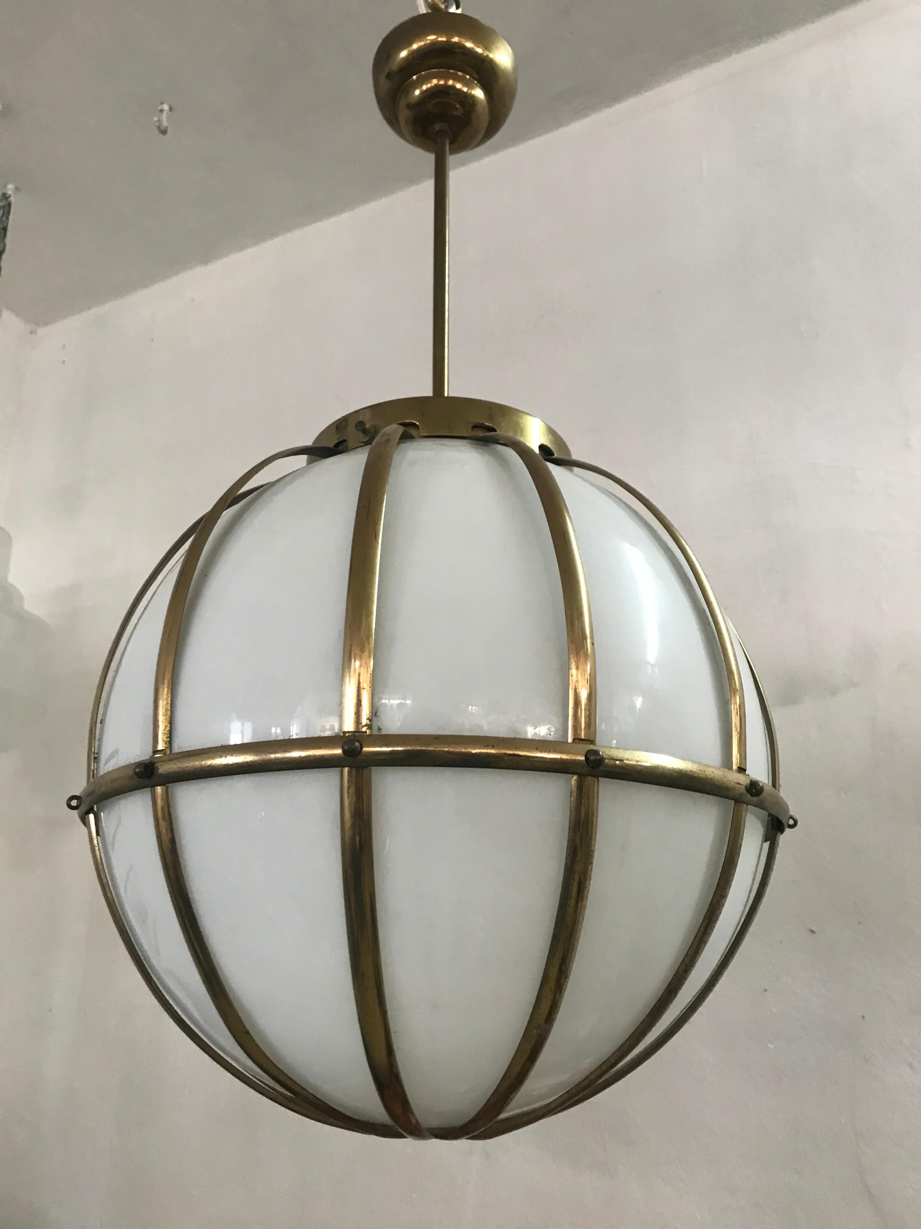 MId-Century Modern Italian pendant light in brass and opaline glass, circa 1950
In the style of Arredoluce and Gio Ponti.