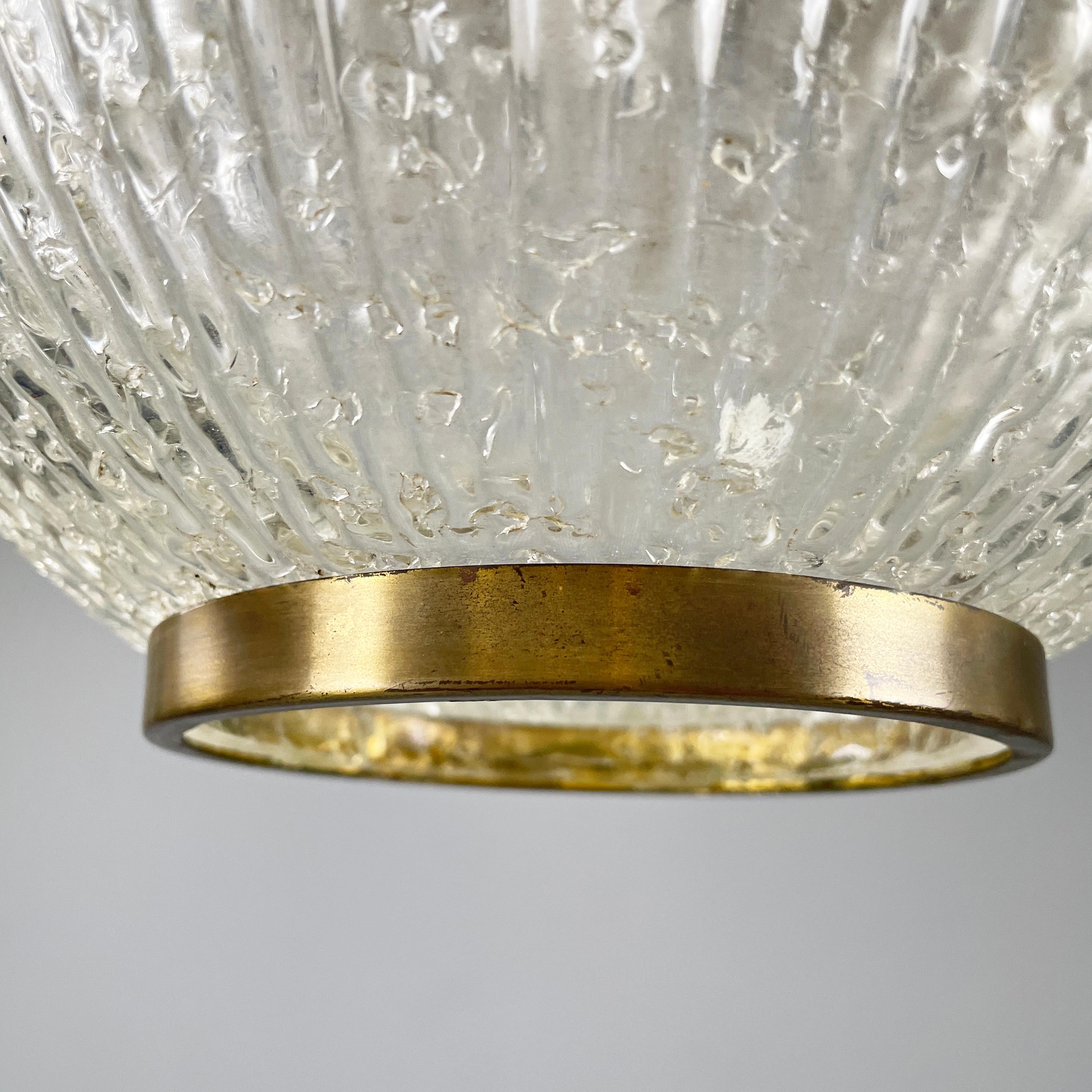 Lampadario italiano di metà secolo moderno in vetro stampato, ottone e metallo, anni '50 in vendita 3