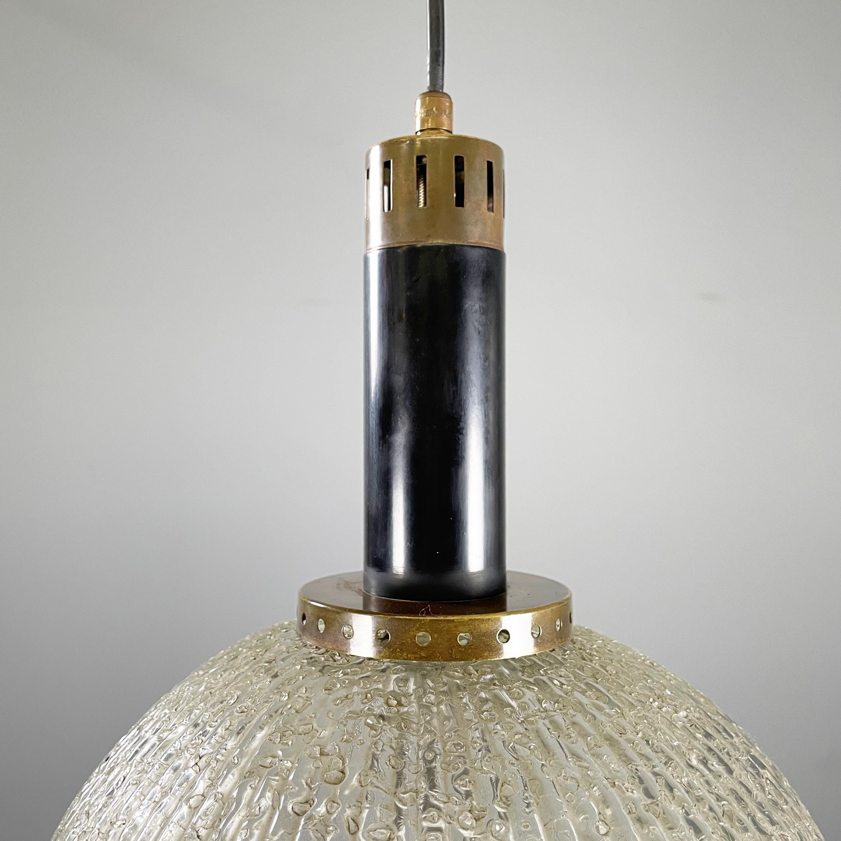 Lampadario italiano di metà secolo moderno in vetro stampato, ottone e metallo, anni '50 in vendita 5