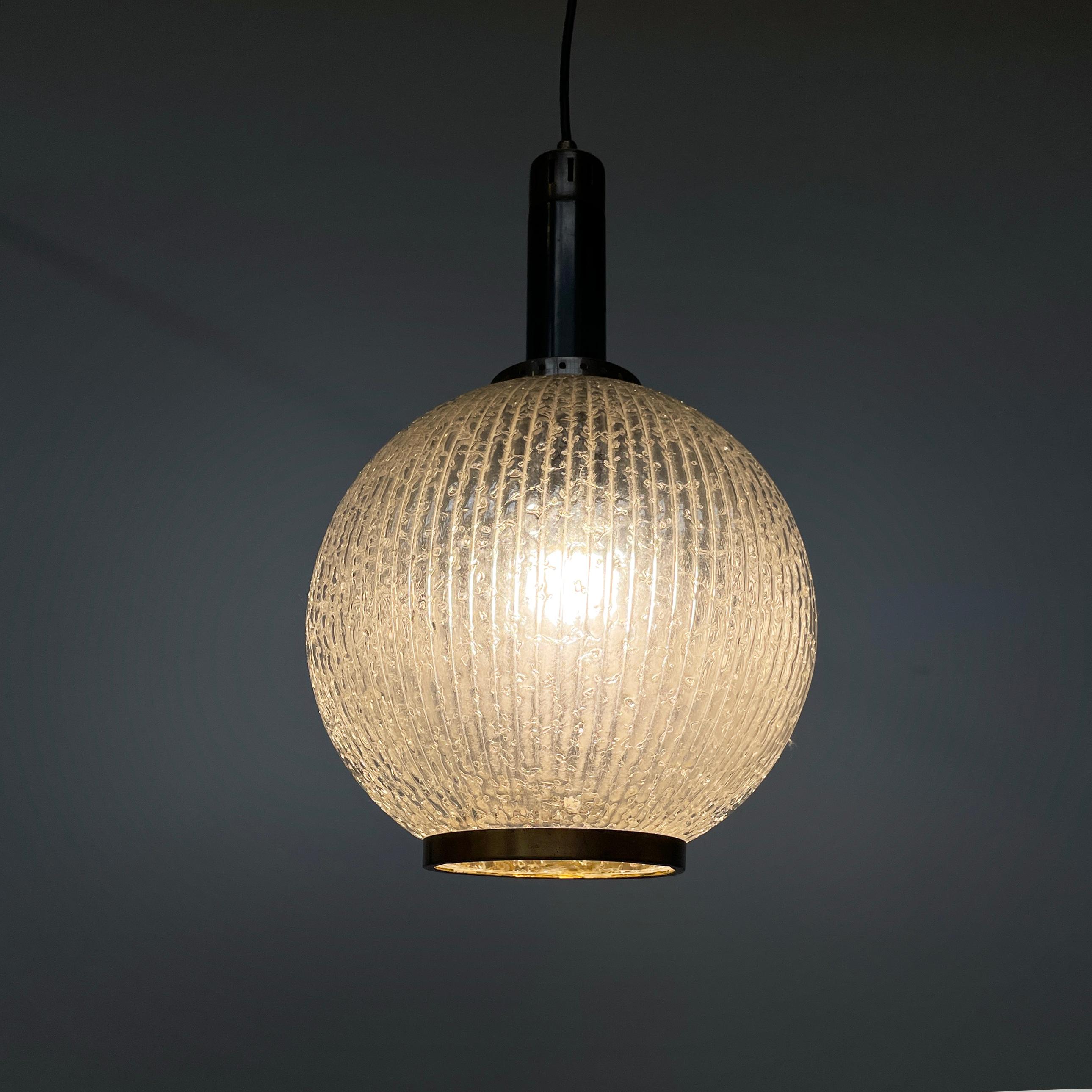 Lampadario italiano di metà secolo moderno in vetro stampato, ottone e metallo, anni '50
Lampadario con diffusore sferico in vetro stampato con scanalature decorative, dotato di foro sottostante con bordo in ottone. La struttura cilindrica è in