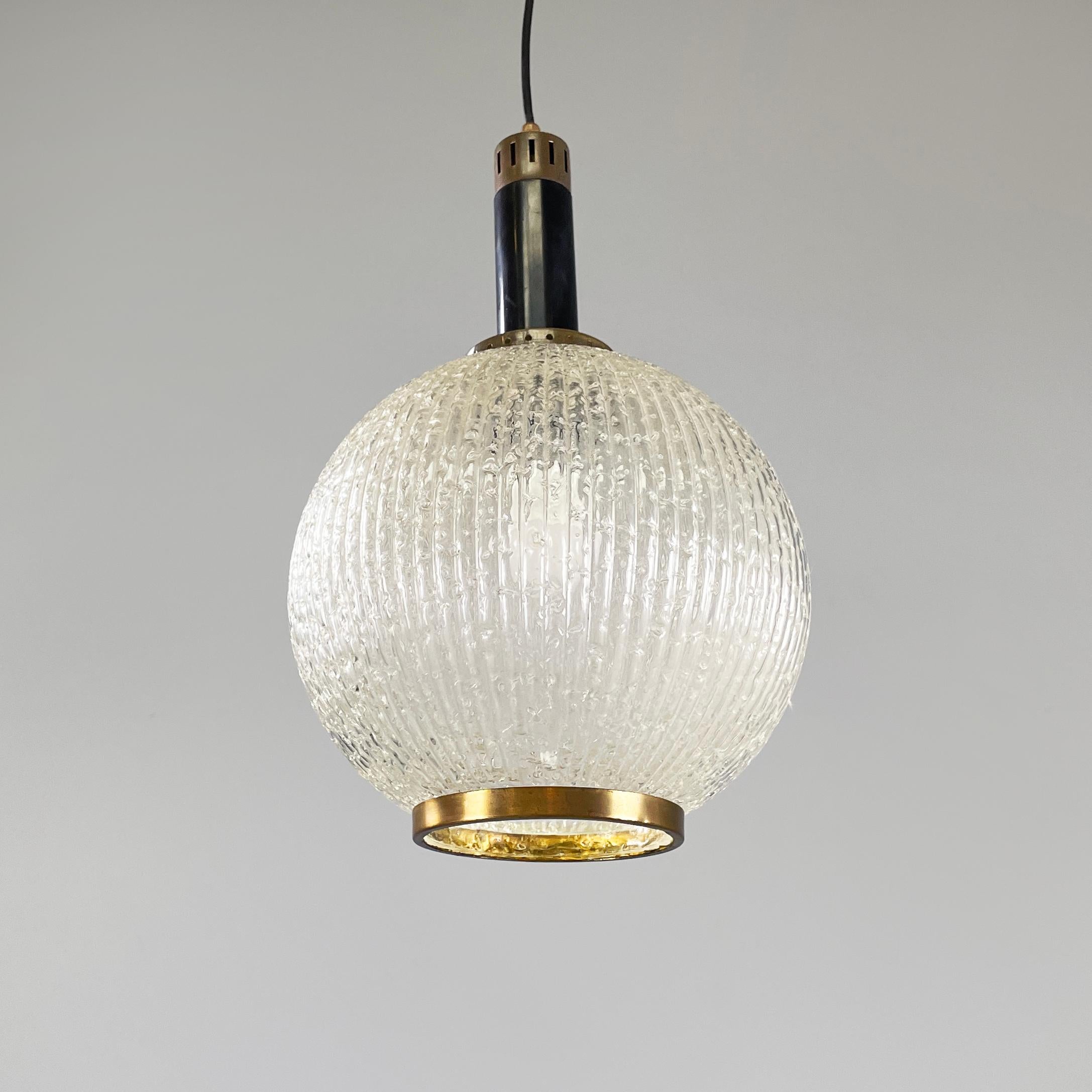 Mid-Century moderno Lampadario italiano di metà secolo moderno in vetro stampato, ottone e metallo, anni '50 in vendita