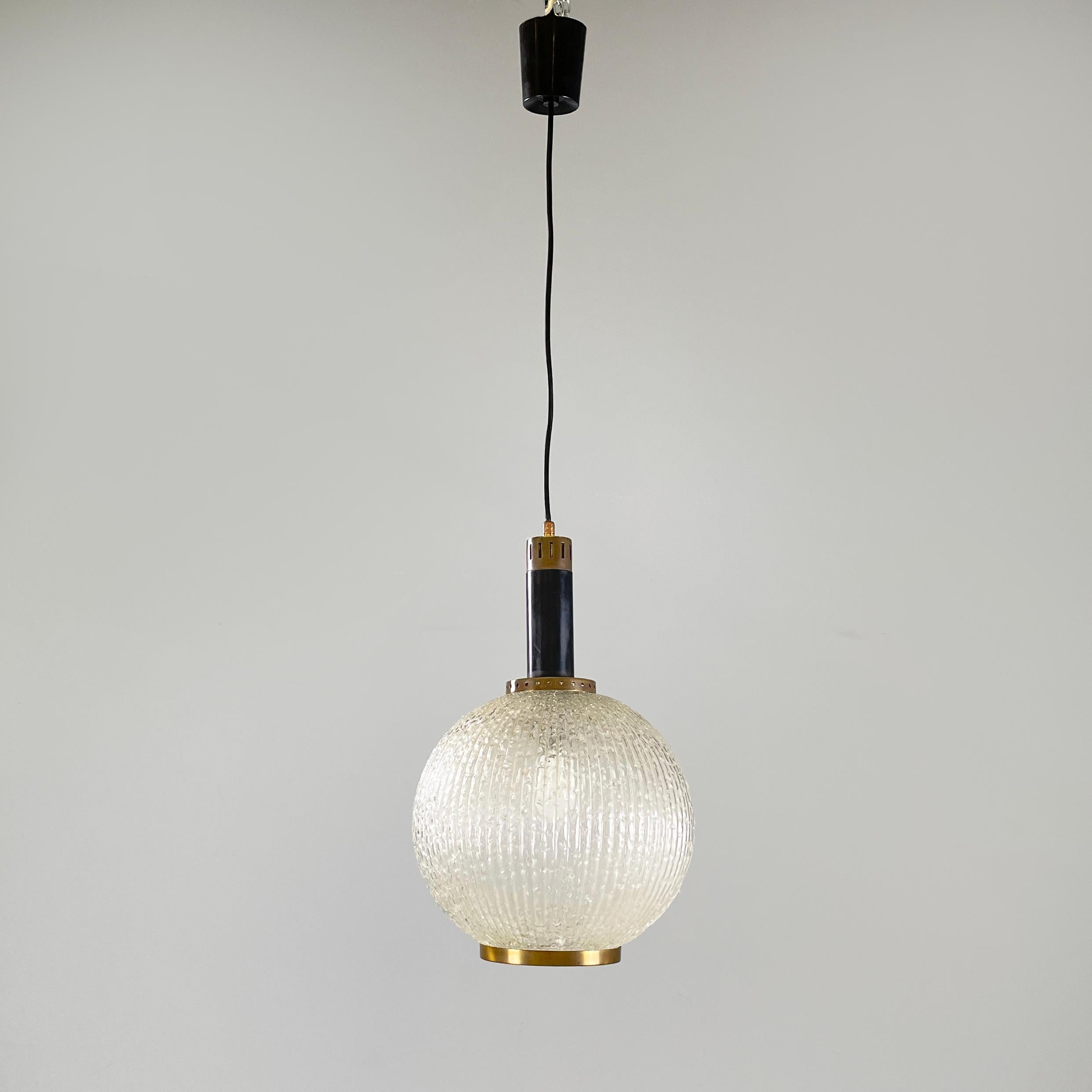 Italiano Lampadario italiano di metà secolo moderno in vetro stampato, ottone e metallo, anni '50 in vendita