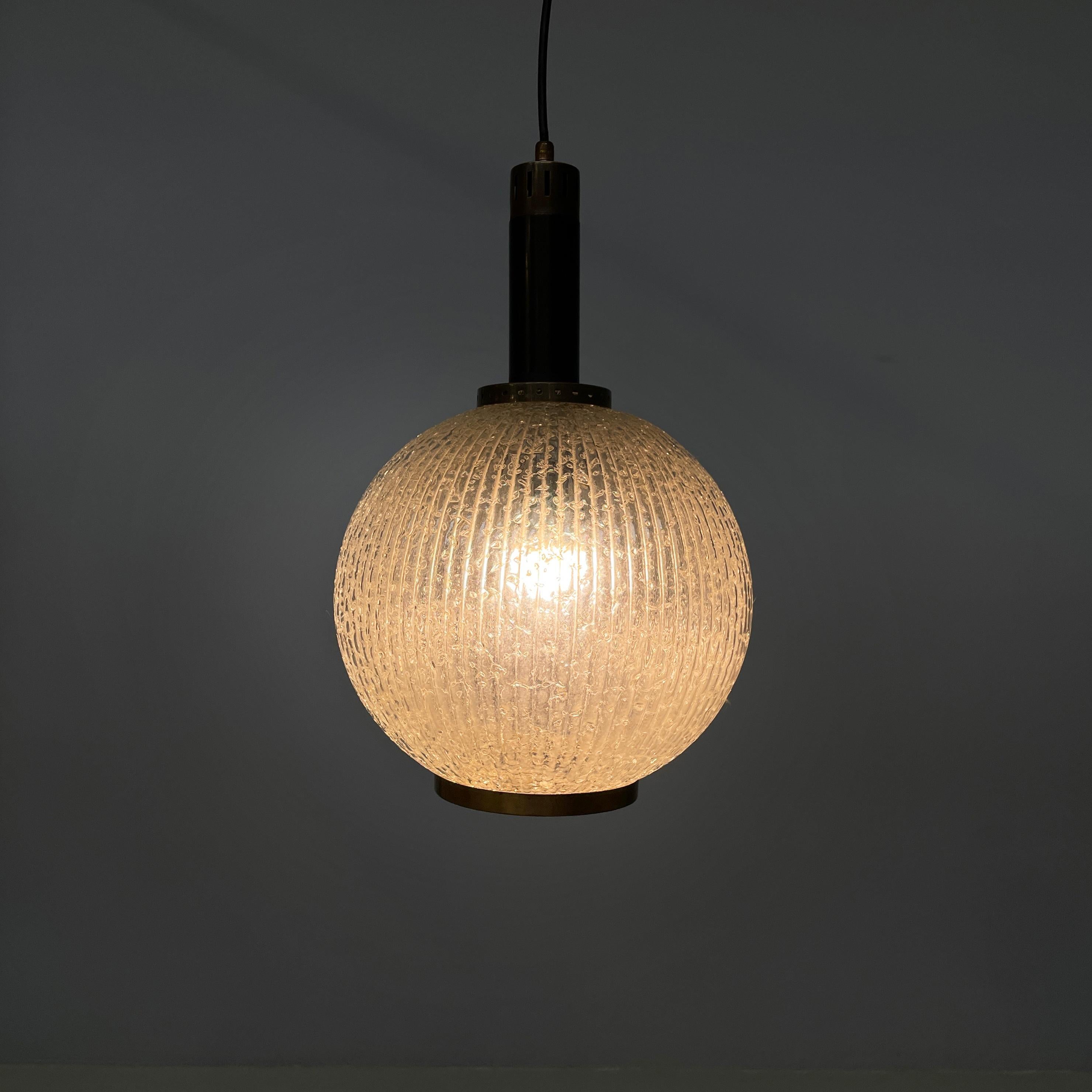 Lampadario italiano di metà secolo moderno in vetro stampato, ottone e metallo, anni '50 In condizioni buone in vendita a MIlano, IT