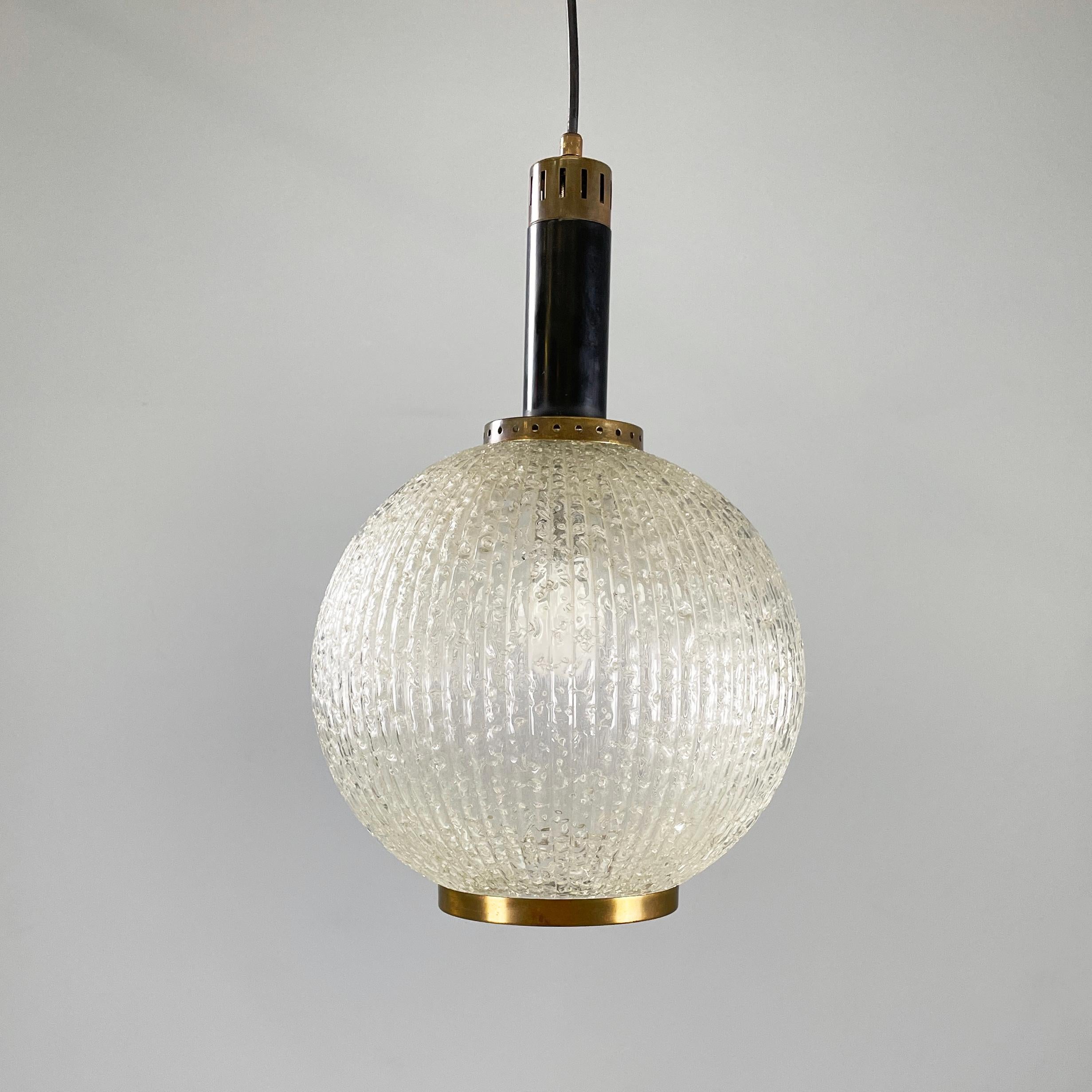 Metà XX secolo Lampadario italiano di metà secolo moderno in vetro stampato, ottone e metallo, anni '50 in vendita