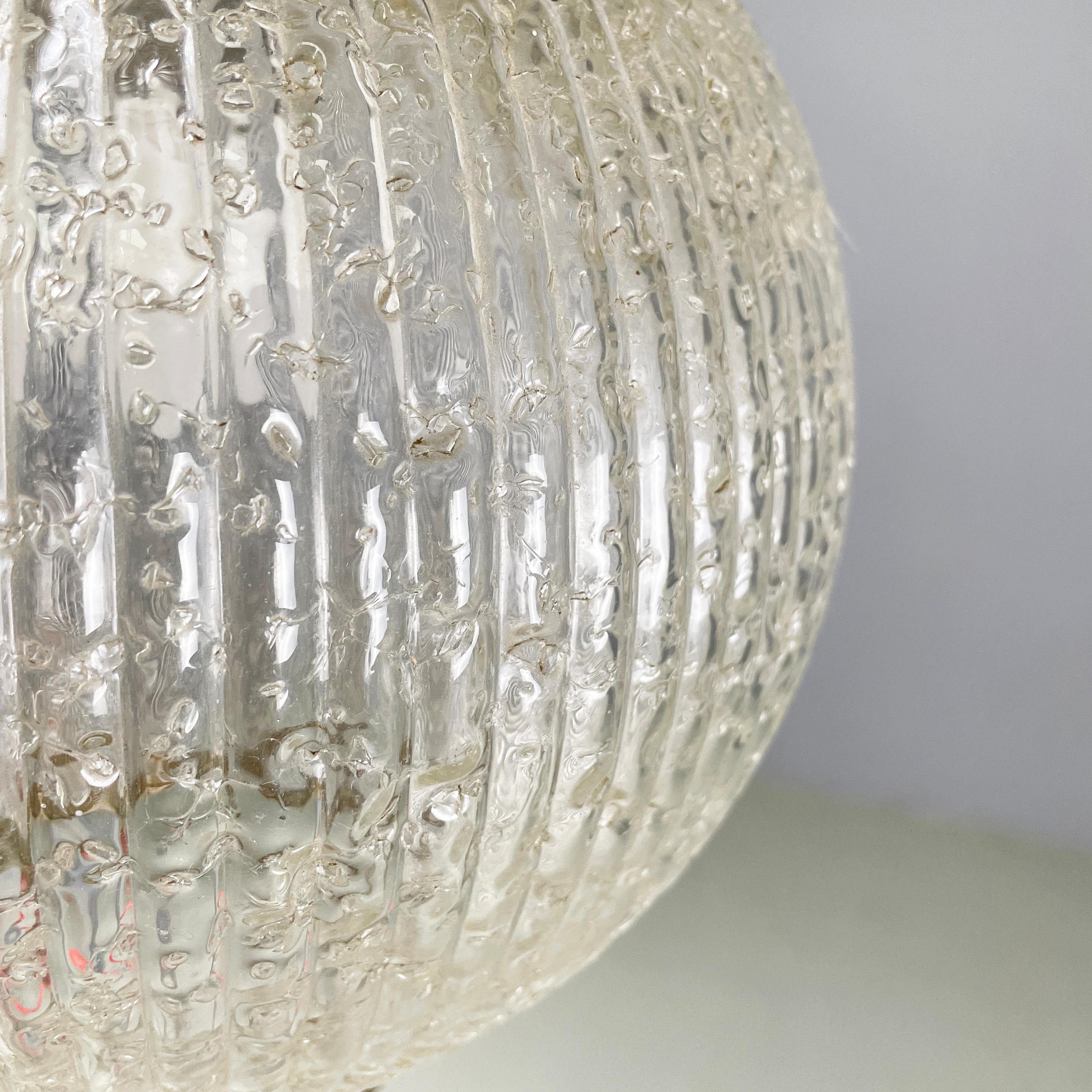 Metallo Lampadario italiano di metà secolo moderno in vetro stampato, ottone e metallo, anni '50 in vendita