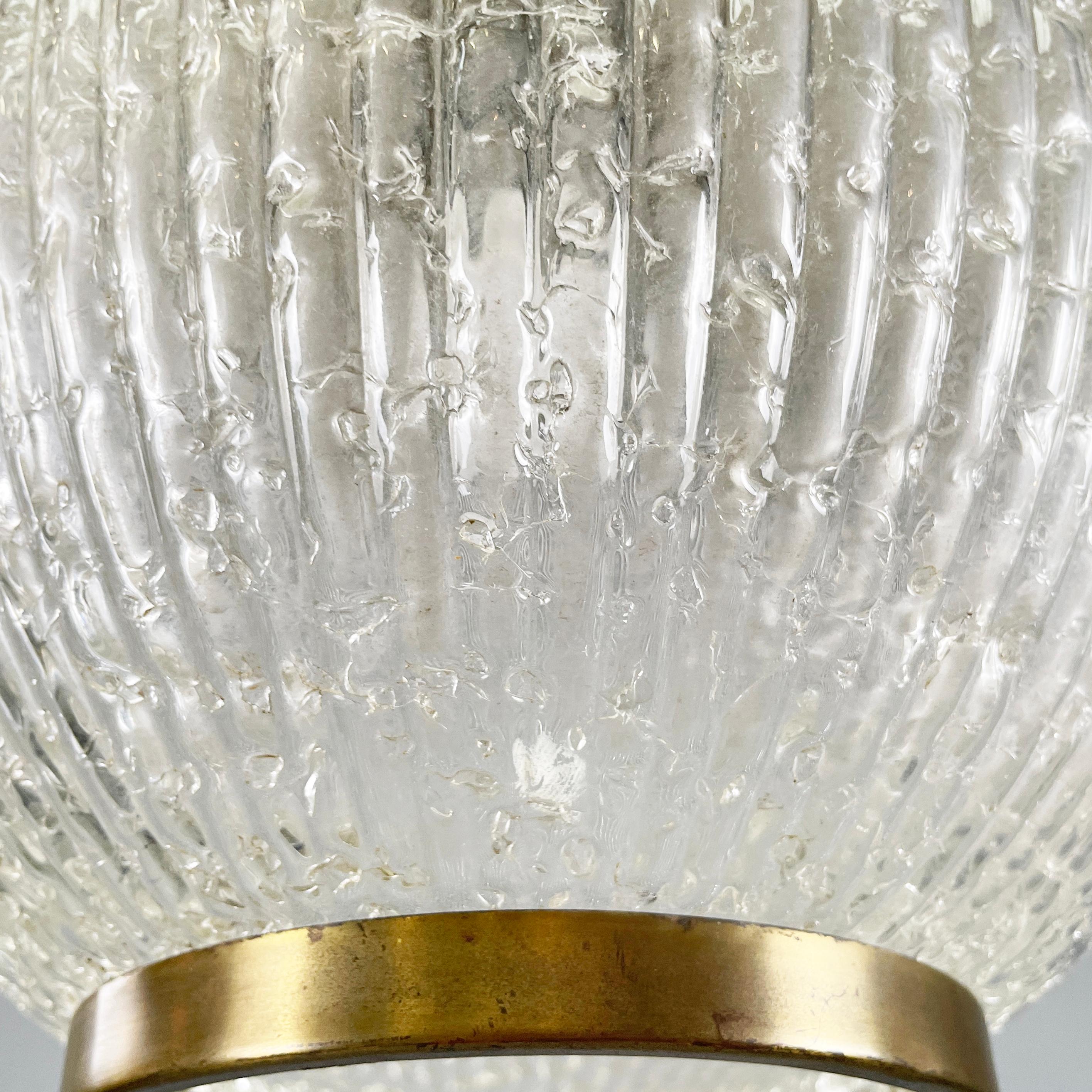 Lampadario italiano di metà secolo moderno in vetro stampato, ottone e metallo, anni '50 in vendita 2