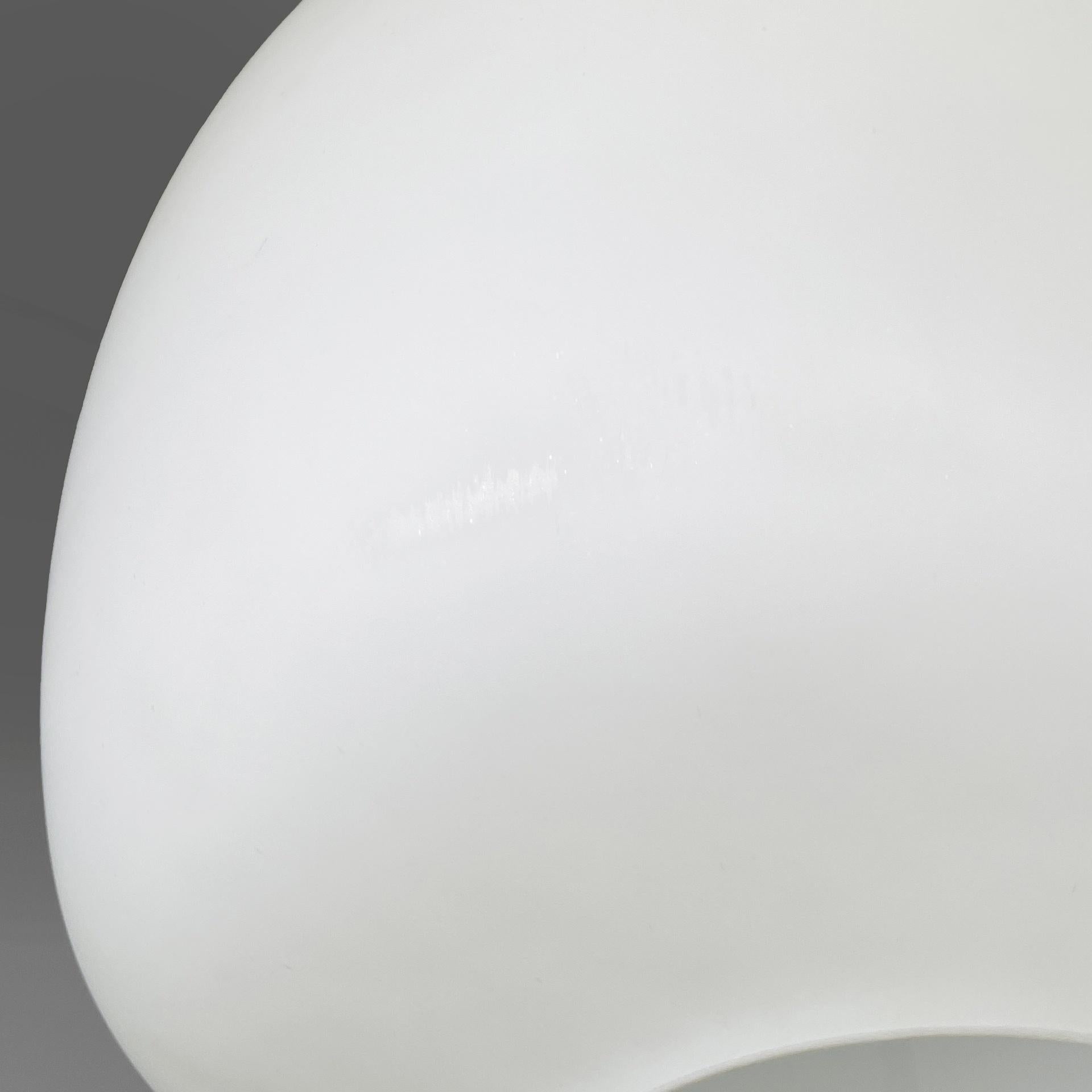 Lampadario italiano della metà del secolo scorso in vetro opalino e ottone, metallo nero, anni '50 in vendita 3