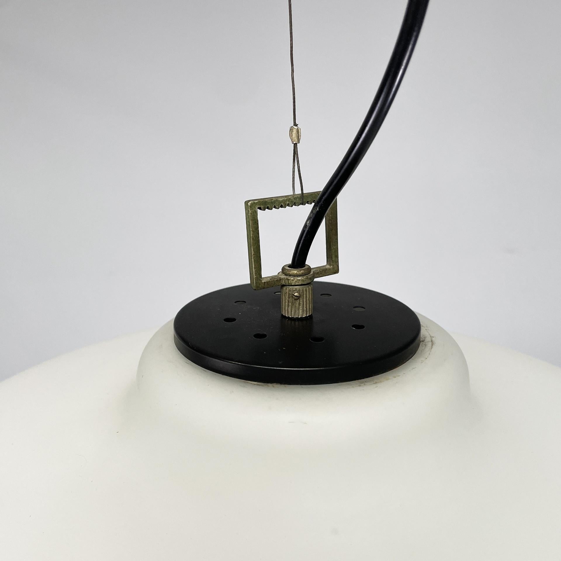 Lampadario italiano della metà del secolo scorso in vetro opalino e ottone, metallo nero, anni '50 in vendita 5