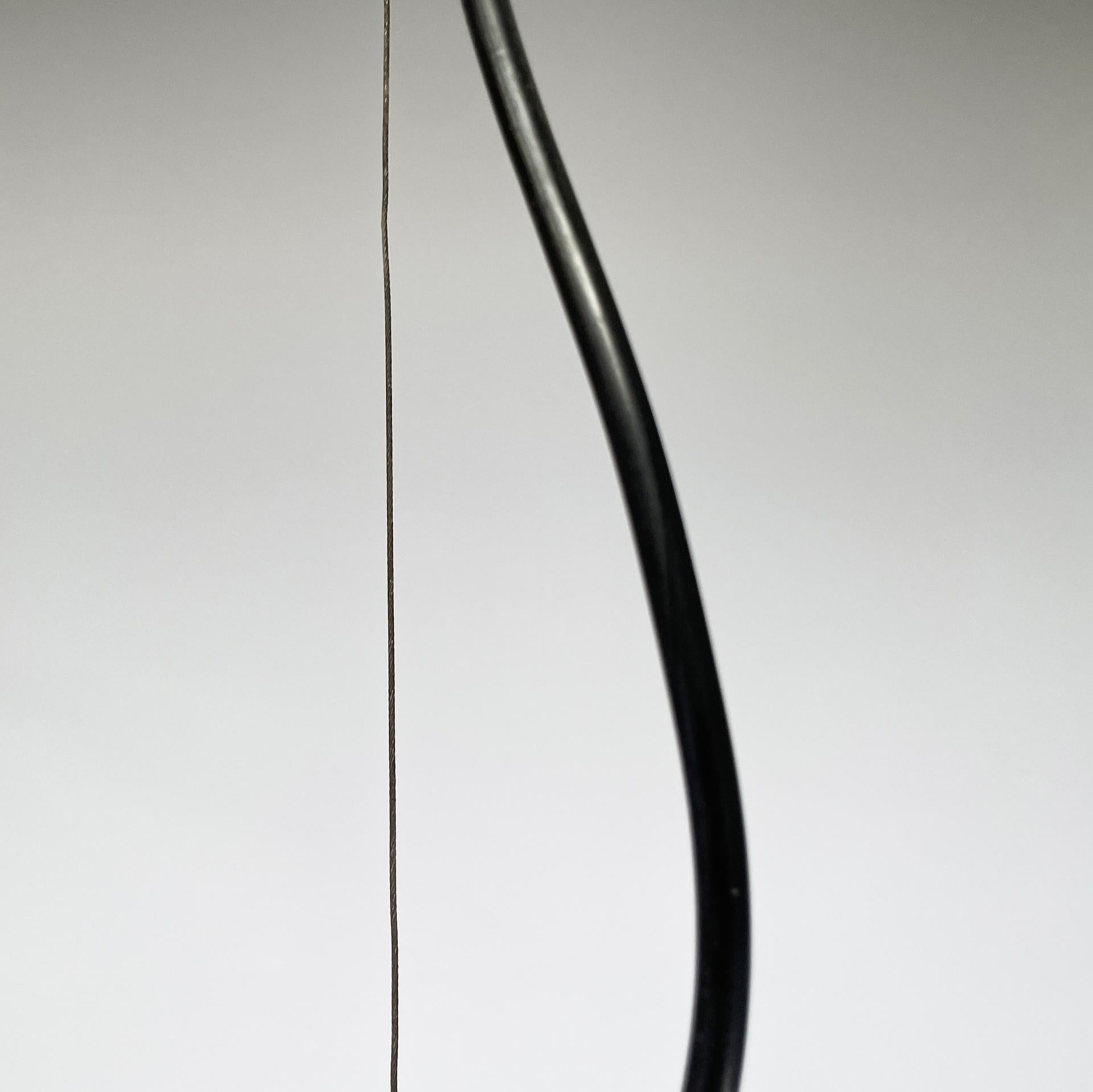 Lampadario italiano della metà del secolo scorso in vetro opalino e ottone, metallo nero, anni '50 in vendita 7
