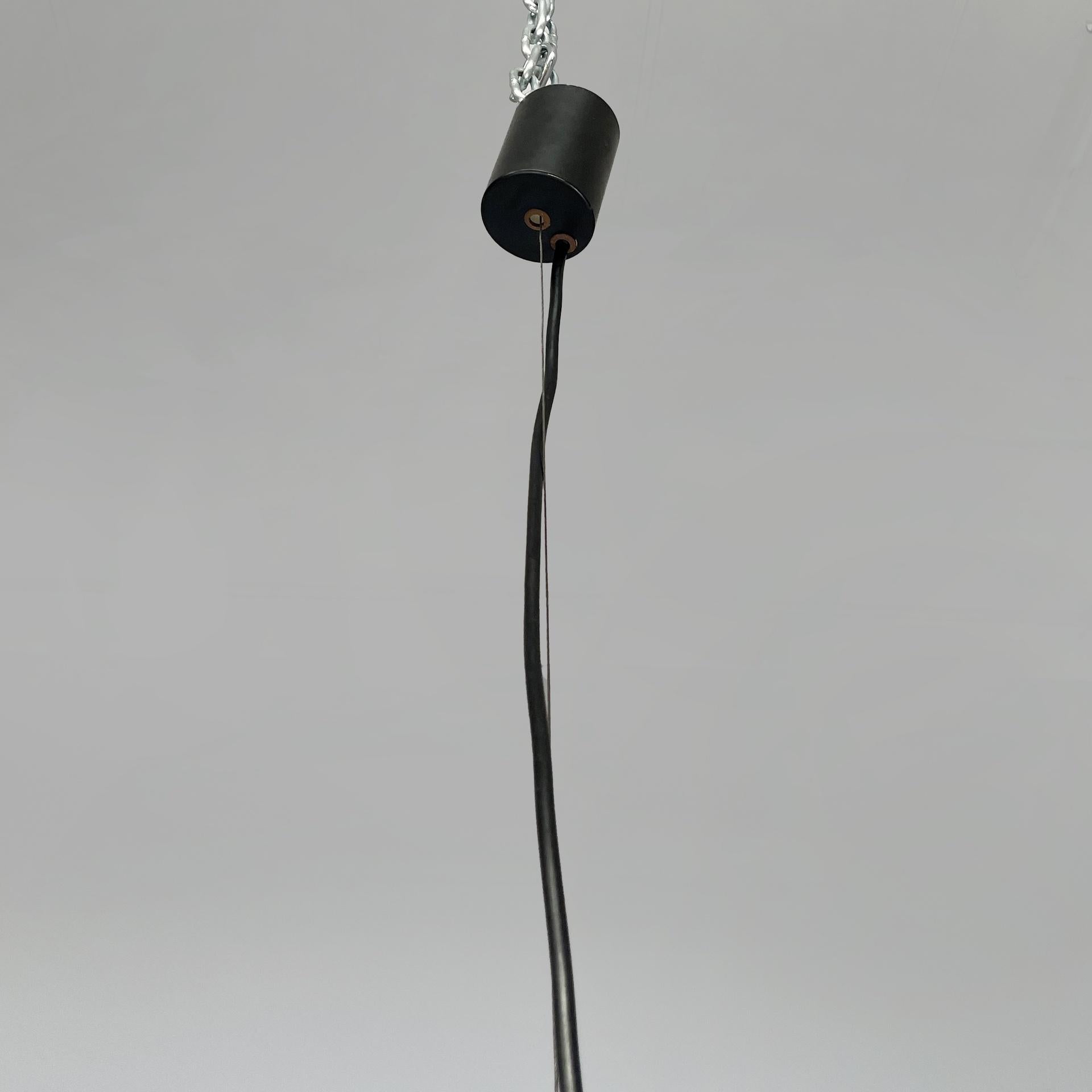 Lampadario italiano della metà del secolo scorso in vetro opalino e ottone, metallo nero, anni '50 in vendita 8
