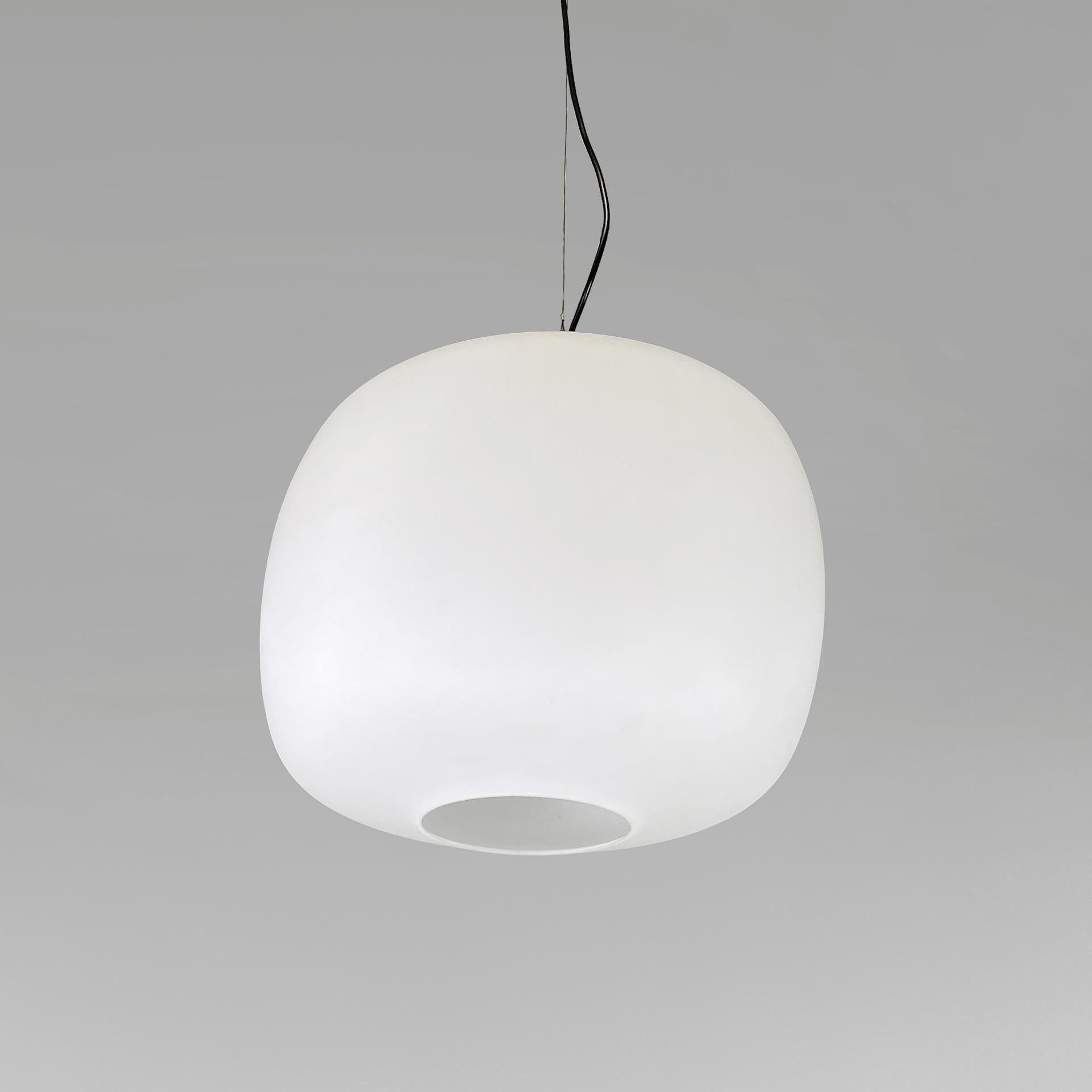 Mid-Century moderno Lampadario italiano della metà del secolo scorso in vetro opalino e ottone, metallo nero, anni '50 in vendita