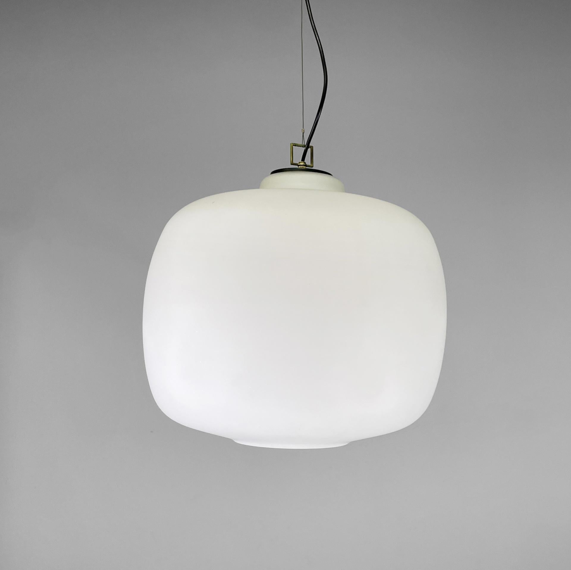 Italiano Lampadario italiano della metà del secolo scorso in vetro opalino e ottone, metallo nero, anni '50 in vendita
