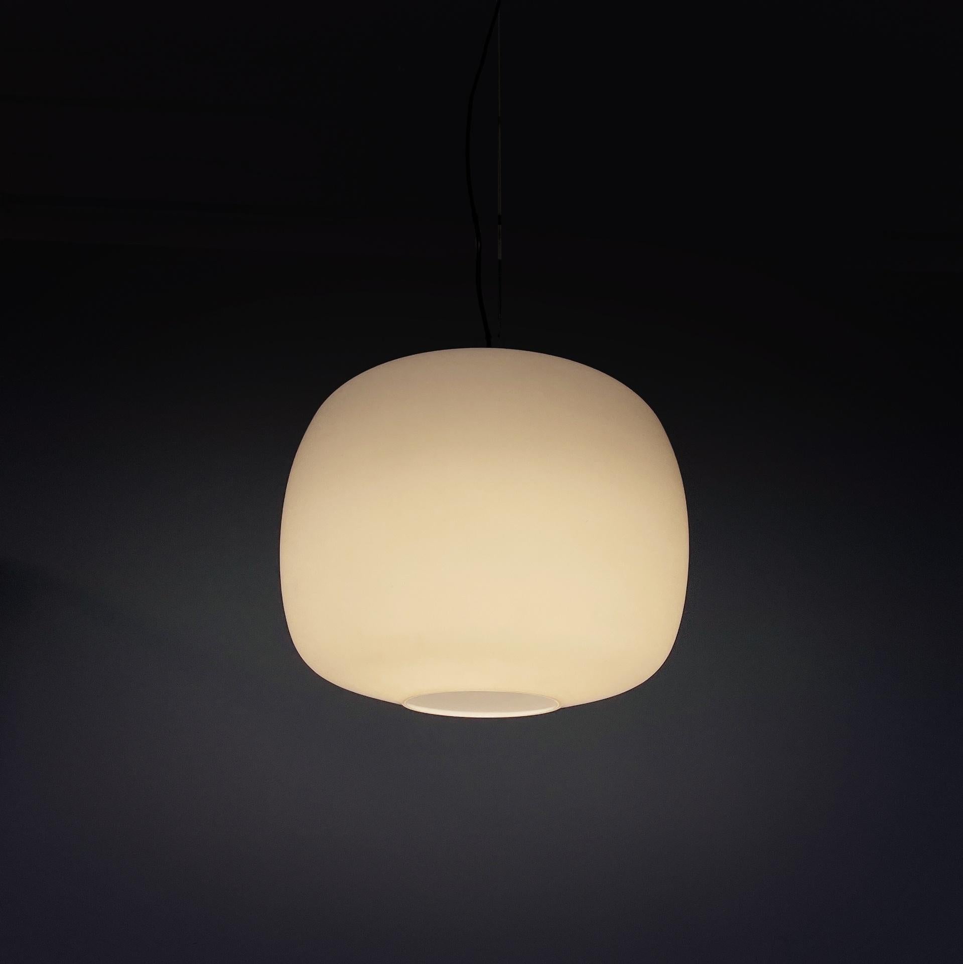 Lampadario italiano della metà del secolo scorso in vetro opalino e ottone, metallo nero, anni '50 In condizioni buone in vendita a MIlano, IT