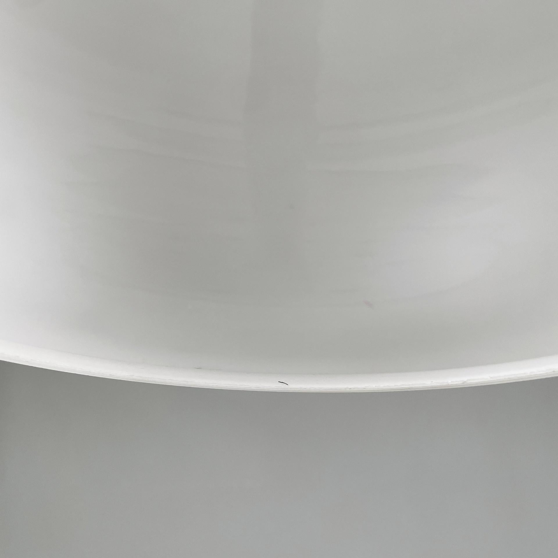 Metallo Lampadario italiano della metà del secolo scorso in vetro opalino e ottone, metallo nero, anni '50 in vendita