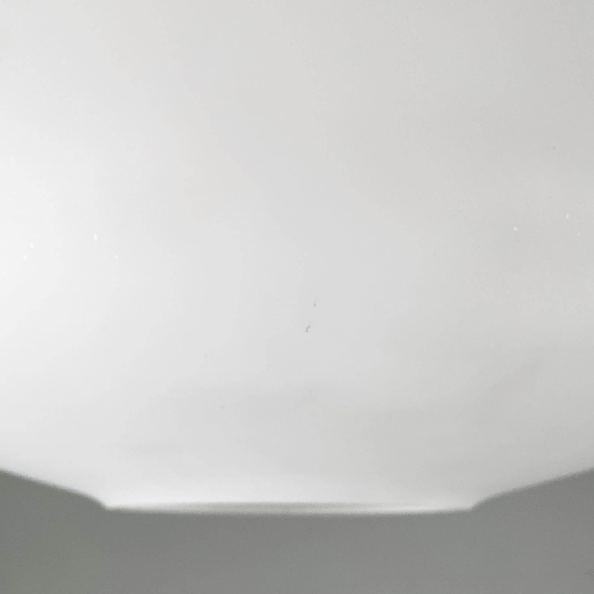 Lampadario italiano della metà del secolo scorso in vetro opalino e ottone, metallo nero, anni '50 in vendita 1