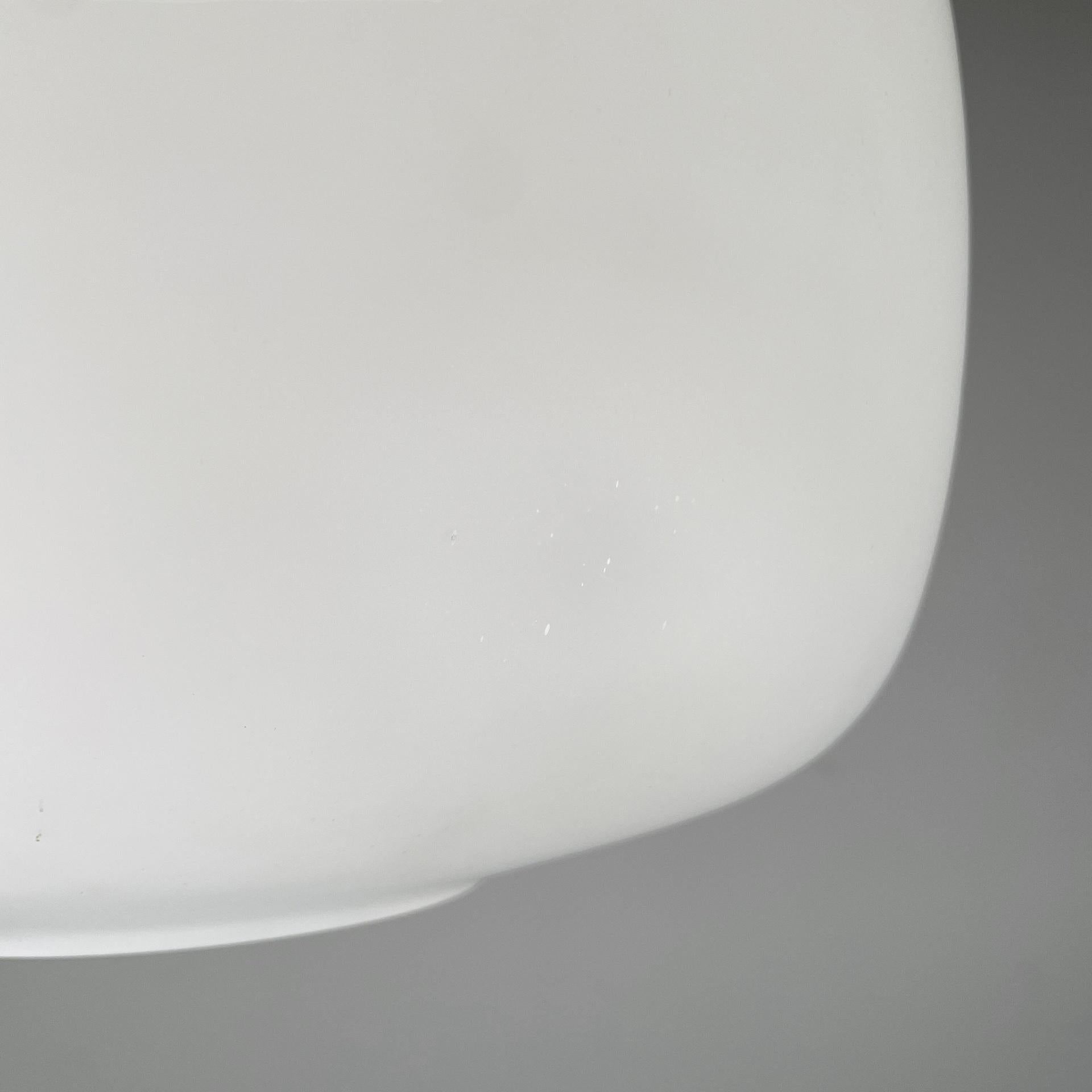 Lampadario italiano della metà del secolo scorso in vetro opalino e ottone, metallo nero, anni '50 in vendita 2