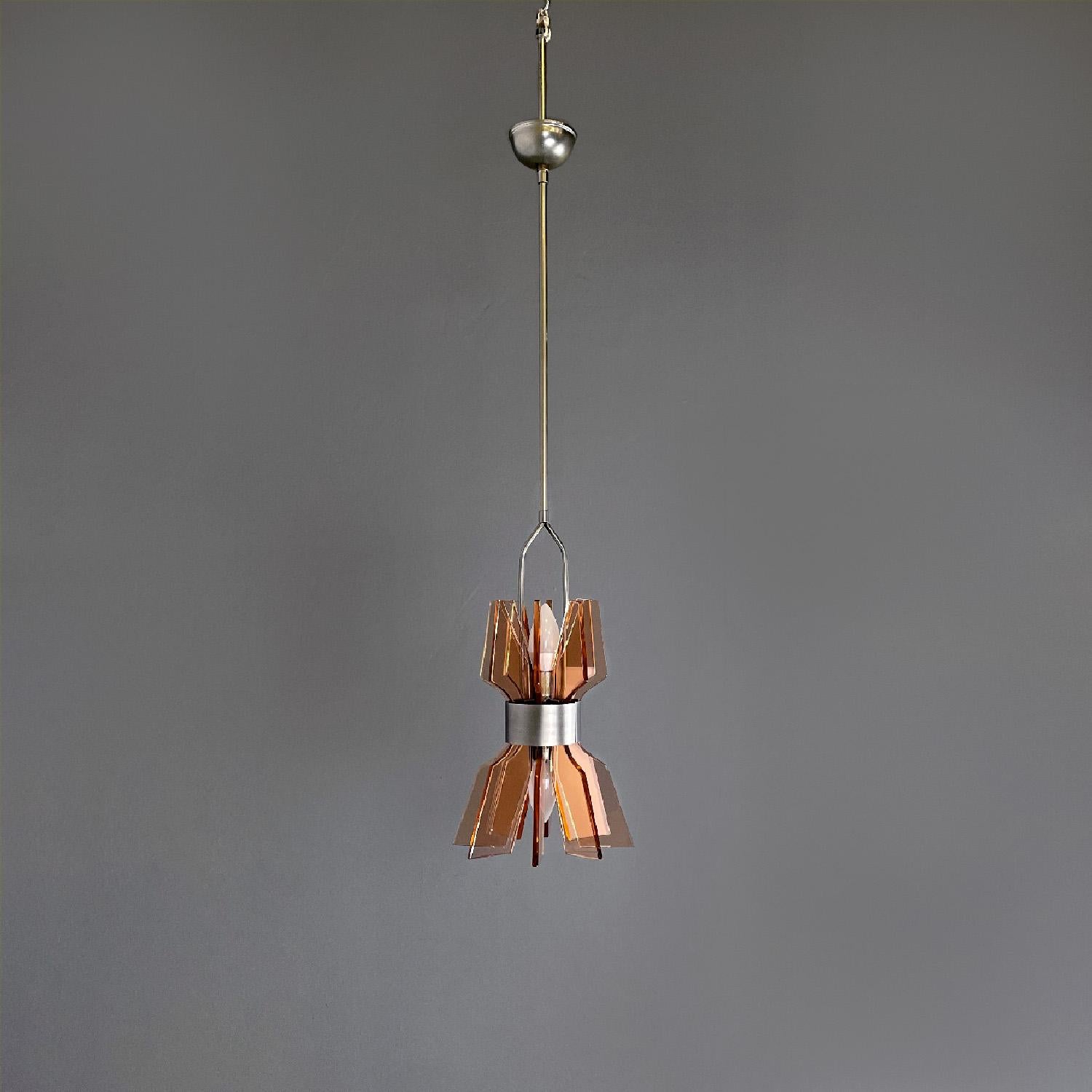 Italian mid-century modern chandelier in peach pink glass and metal, 1960s
Round base chandelier. The diffuser is made up of eight peach-pink geometric glass sheets that narrow in the center and are wrapped in a metal band. Inside are the two light