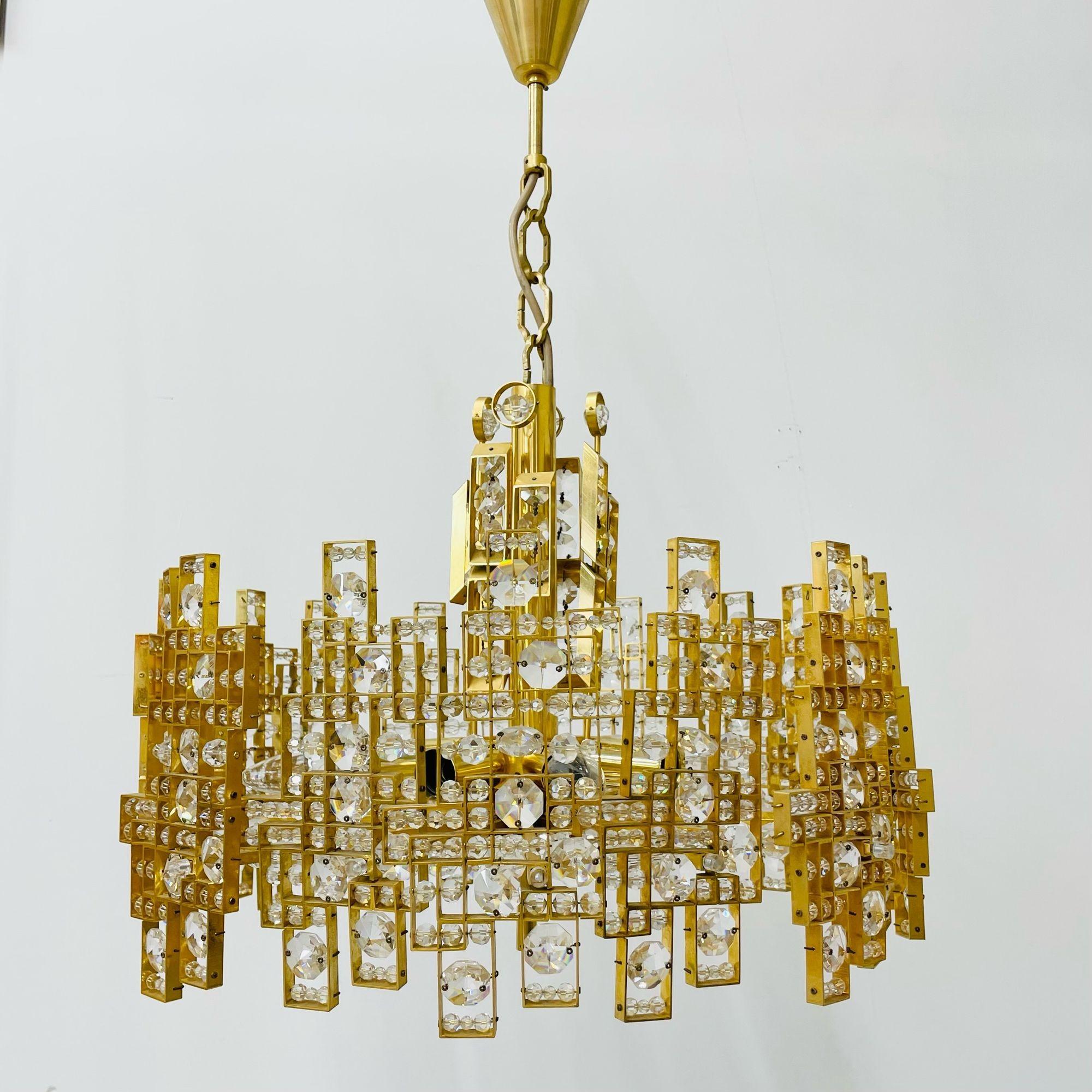 Gaetano Sciolari, Italian Mid-Century Modern, Chandelier, Brass, Crystal, 1960s In Good Condition For Sale In Stamford, CT