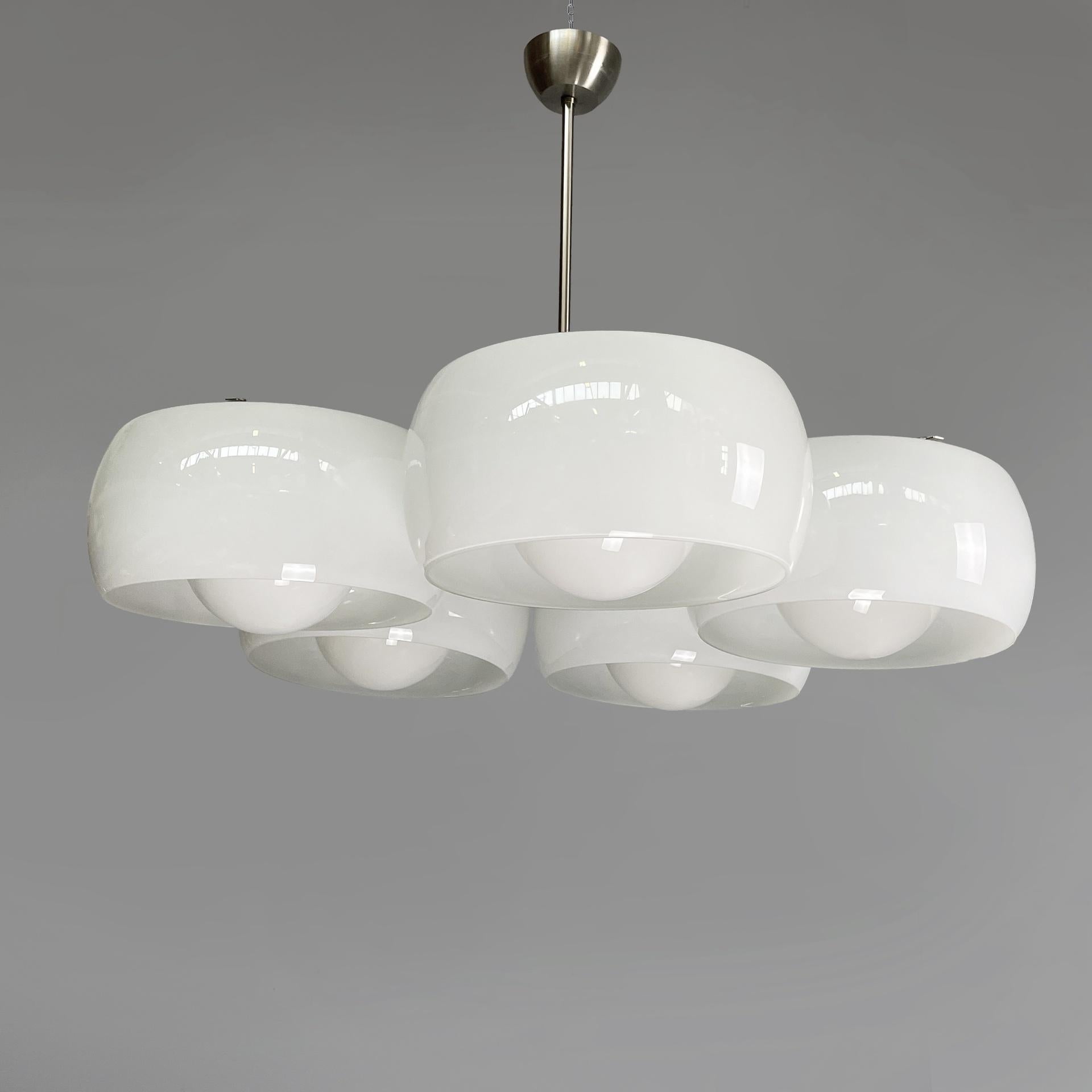Italienischer Kronleuchter der Mitte des Jahrhunderts Pentaclinio Magistretti Artemide, 1970er Jahre
Deckenleuchte oder Kronleuchter Modell Pentaclinio mit fünf Opalglasdiffusoren. Jeder zylindrische Diffusor hat eine innere Kugel, in der sich die