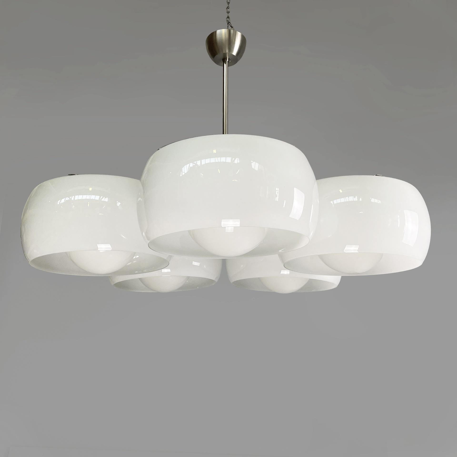 Italienischer Kronleuchter der Mitte des Jahrhunderts Pentaclinio Magistretti Artemide, 1970er Jahre
Deckenleuchte oder Kronleuchter Modell Pentaclinio mit fünf Opalglasdiffusoren. Jeder zylindrische Diffusor hat eine innere Kugel, in der sich die